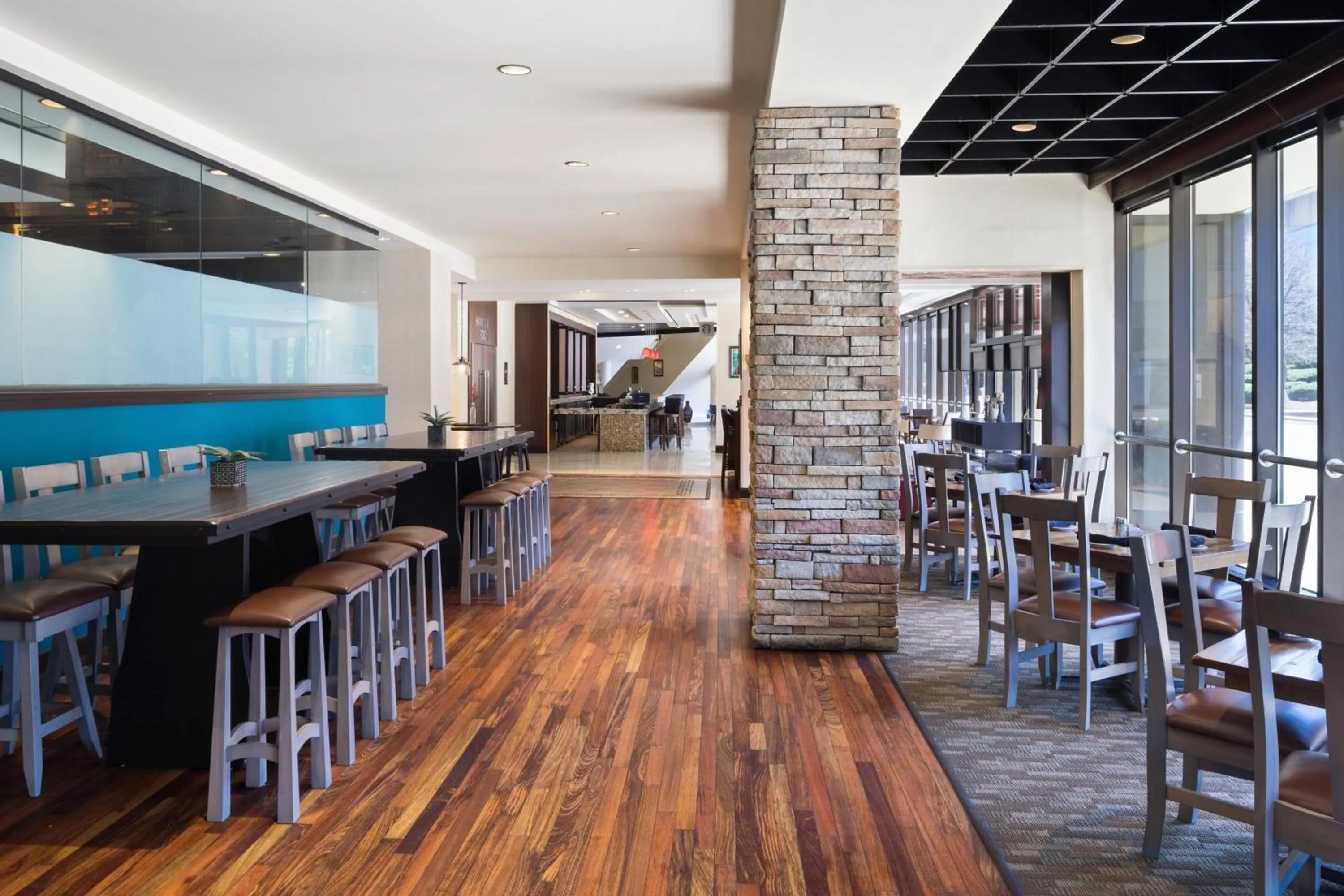 Lounge or bar in Charleston Marriott Town Center