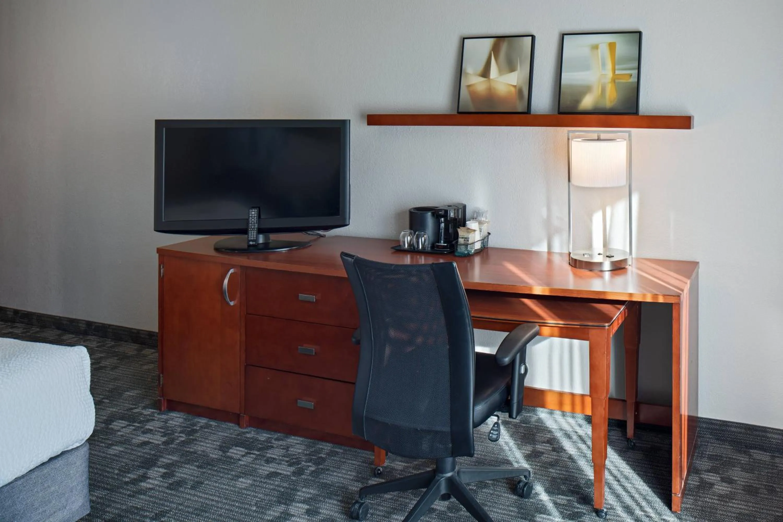 Photo of the whole room in Courtyard Cincinnati Blue Ash