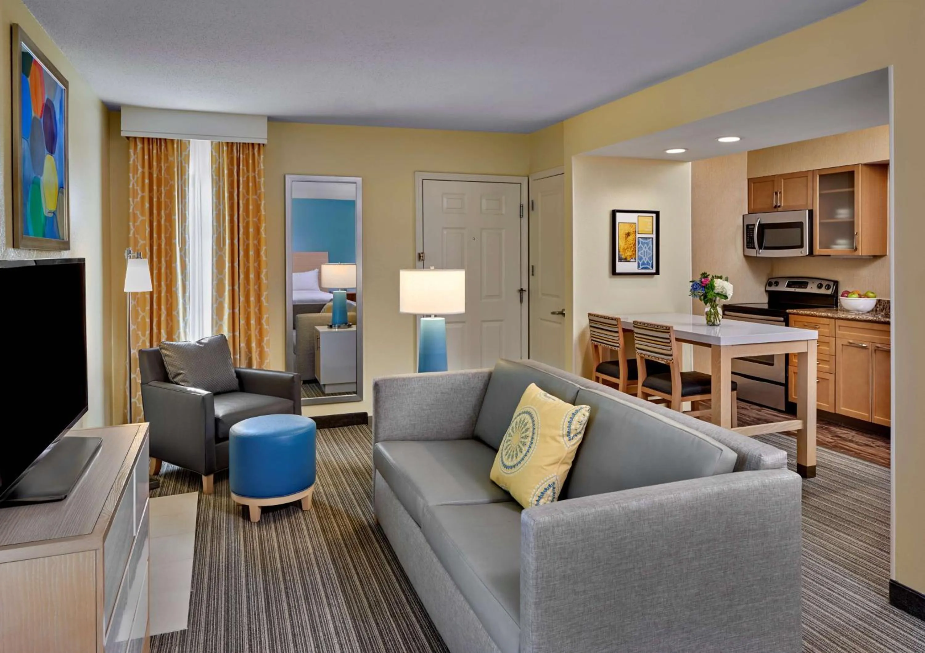 Living room in Sonesta ES Suites Cincinnati - Blue Ash