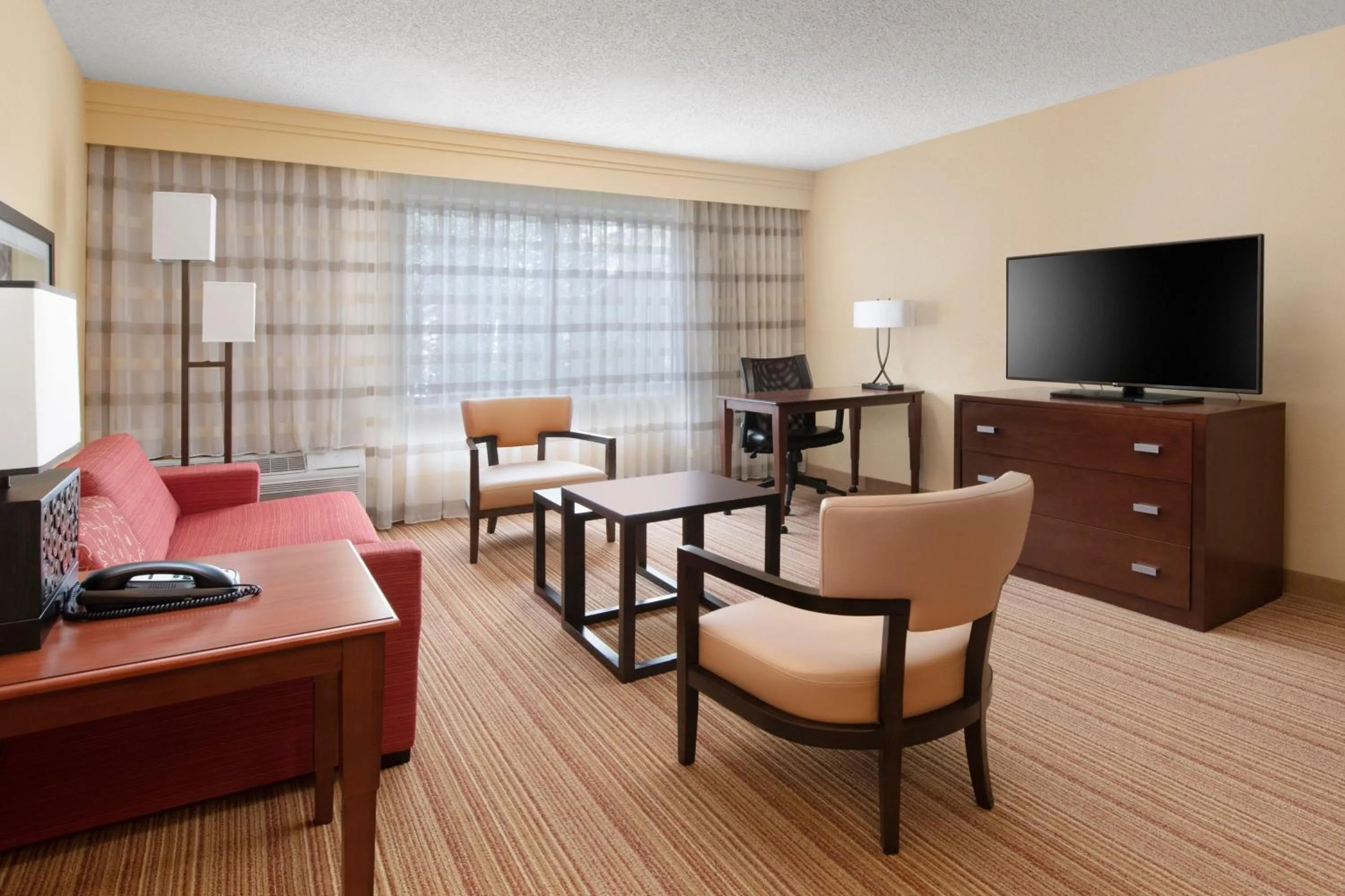 Living room in Courtyard by Marriott Dallas Plano in Legacy Park