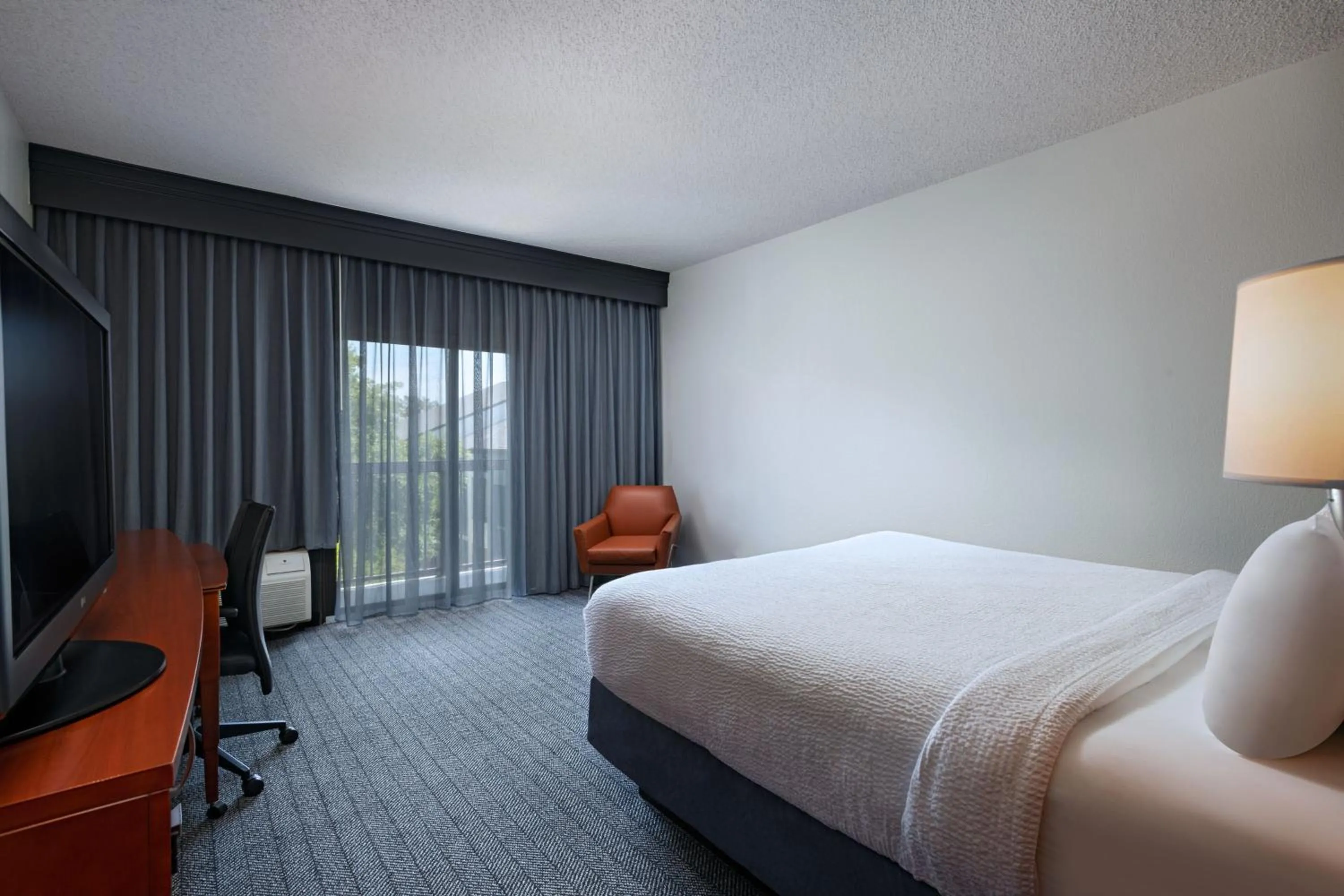 Photo of the whole room, Bed in Courtyard by Marriott Dallas Arlington Entertainment District