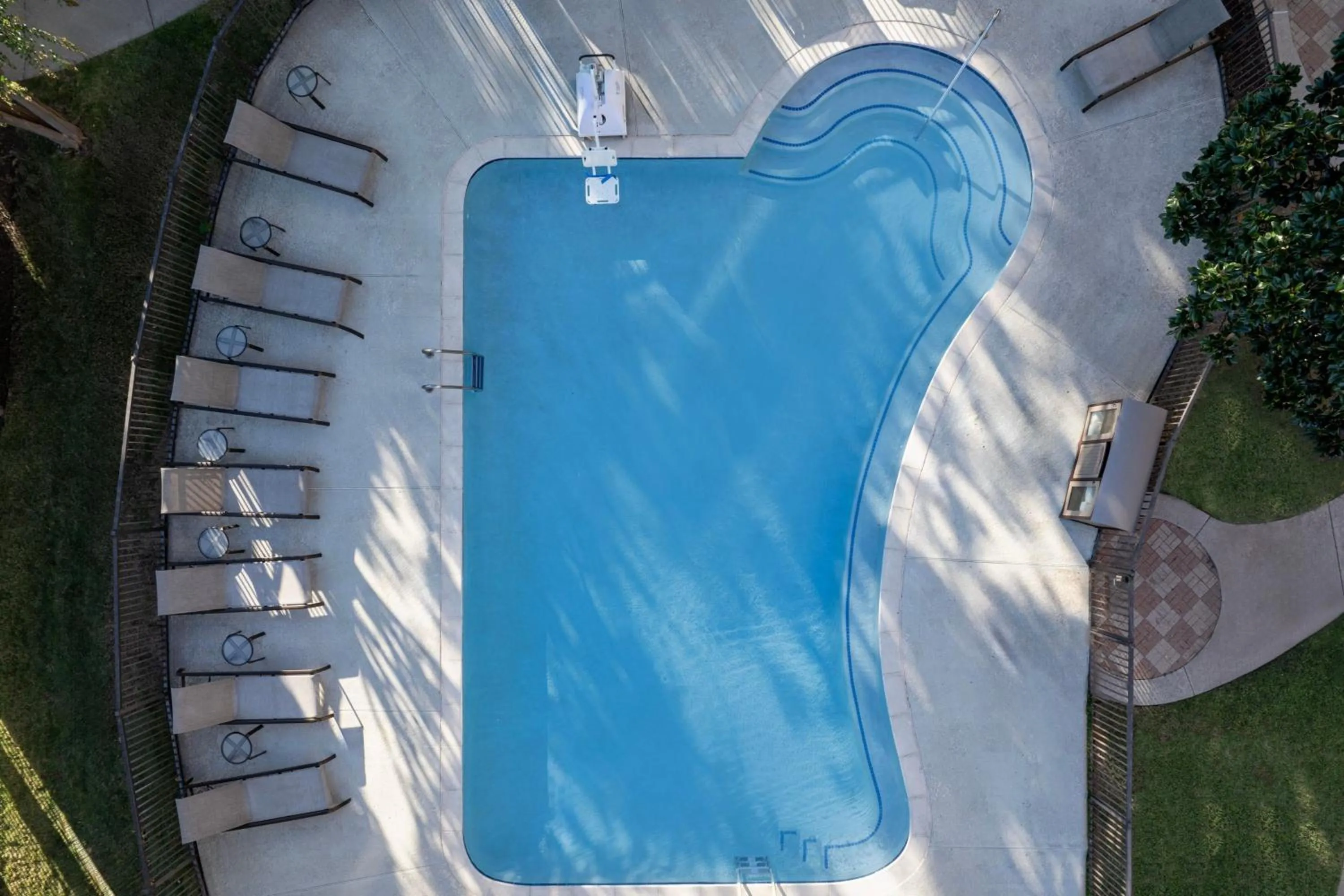 Swimming pool in Courtyard Dallas Addison Quorum Drive