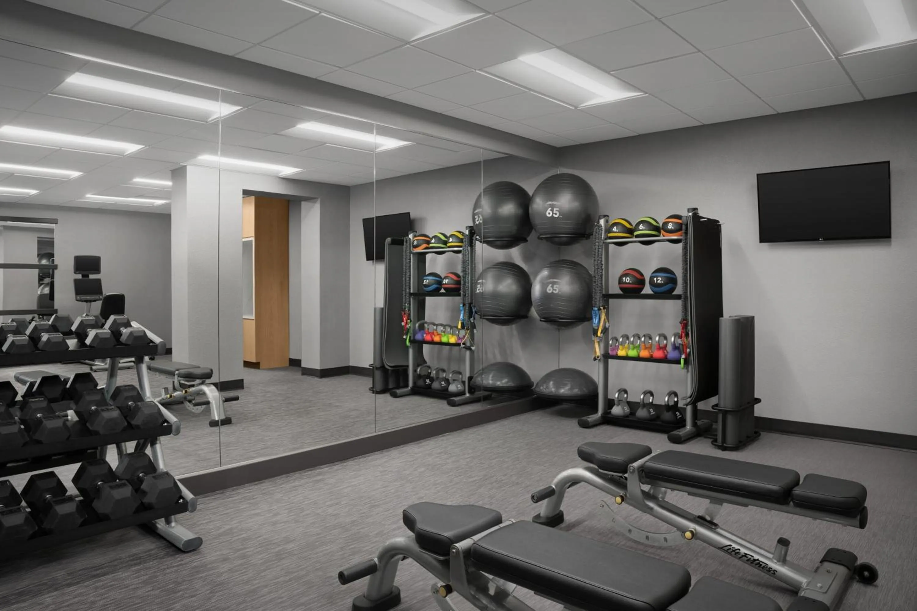 Fitness centre/facilities in Courtyard Dallas Addison Quorum Drive