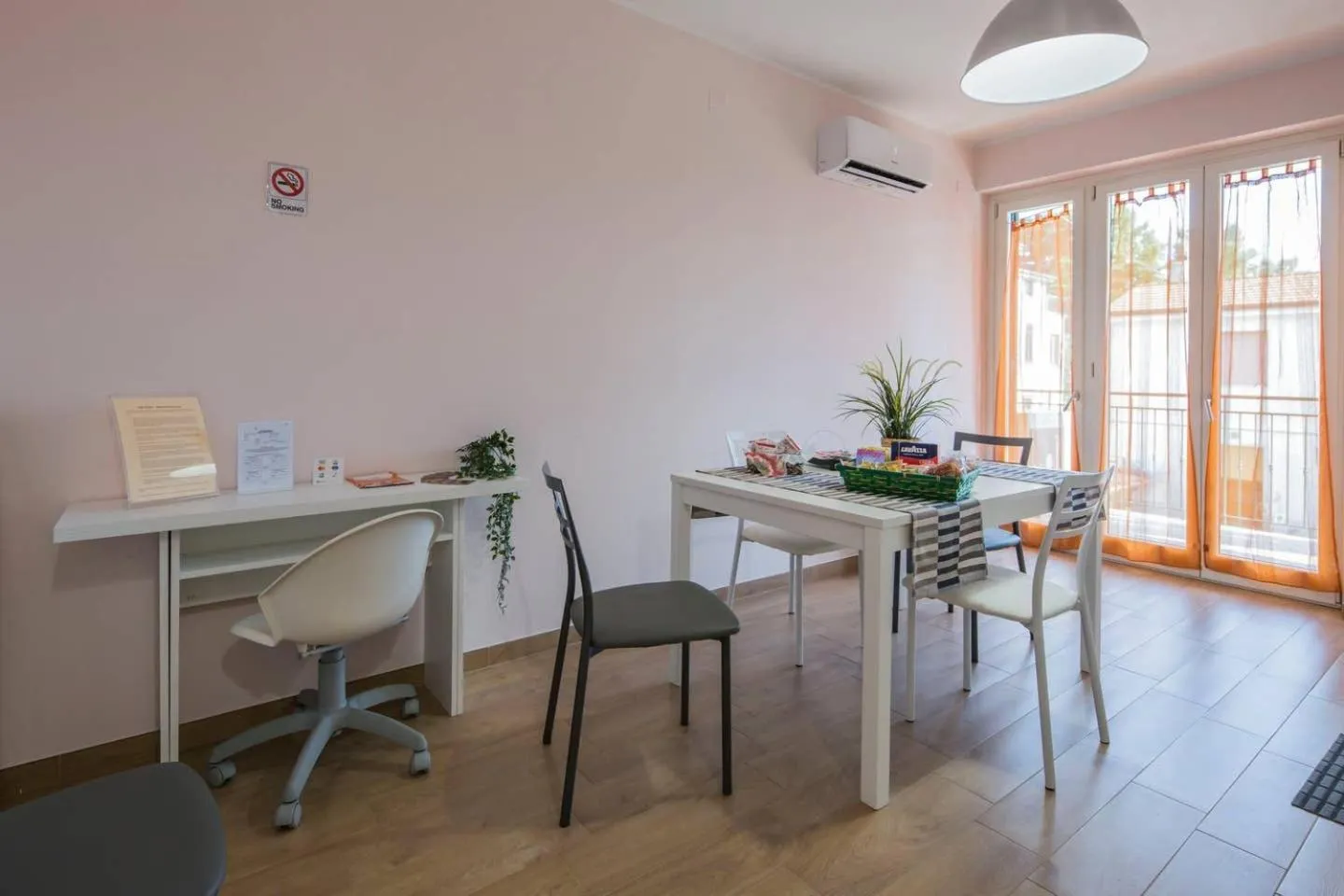 Communal kitchen in B&B La Tinta