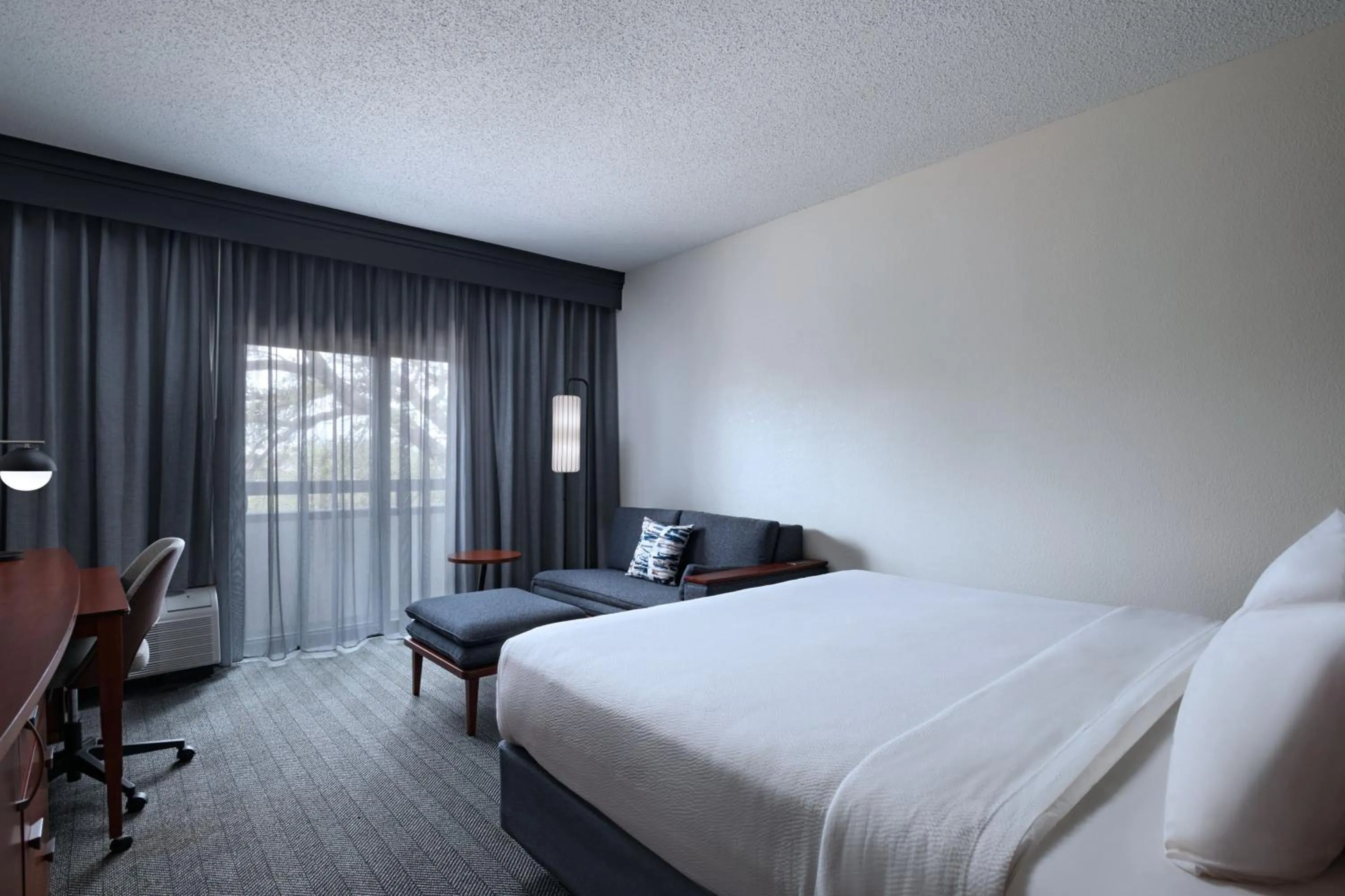 Photo of the whole room, Bed in Courtyard by Marriott Dallas Richardson at Spring Valley