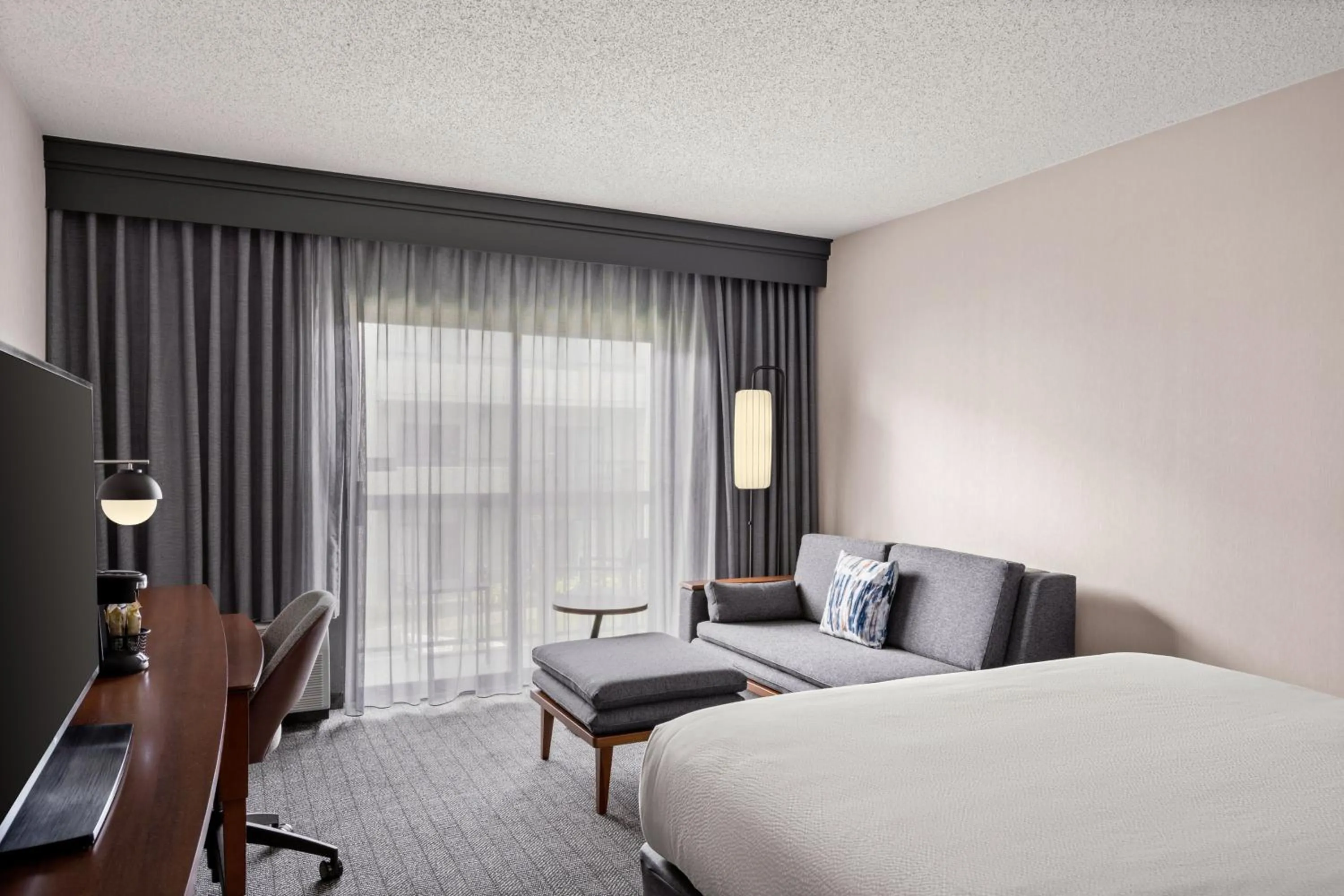 Photo of the whole room, Bed in Courtyard by Marriott Detroit Livonia