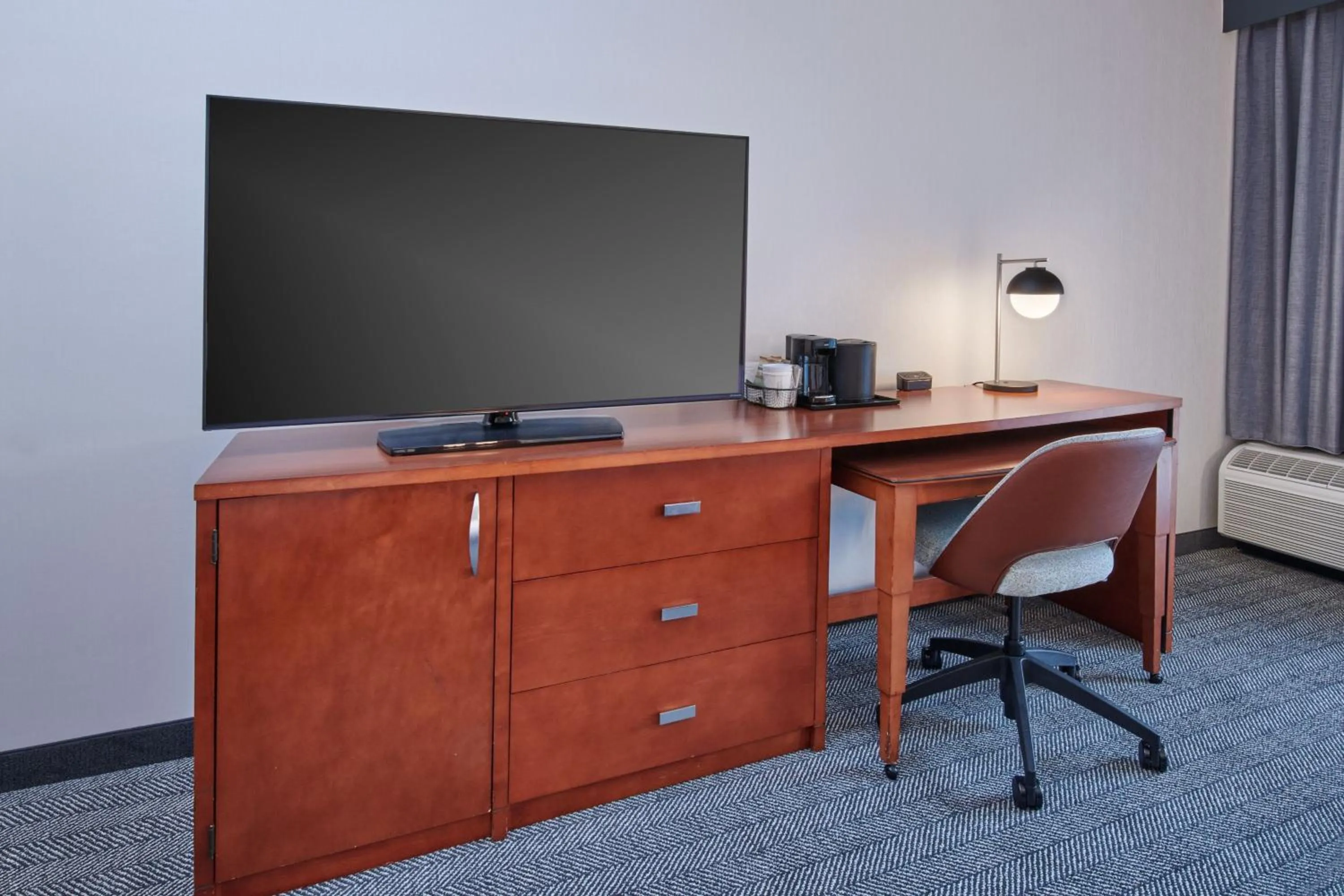 Photo of the whole room in Courtyard by Marriott Detroit Livonia