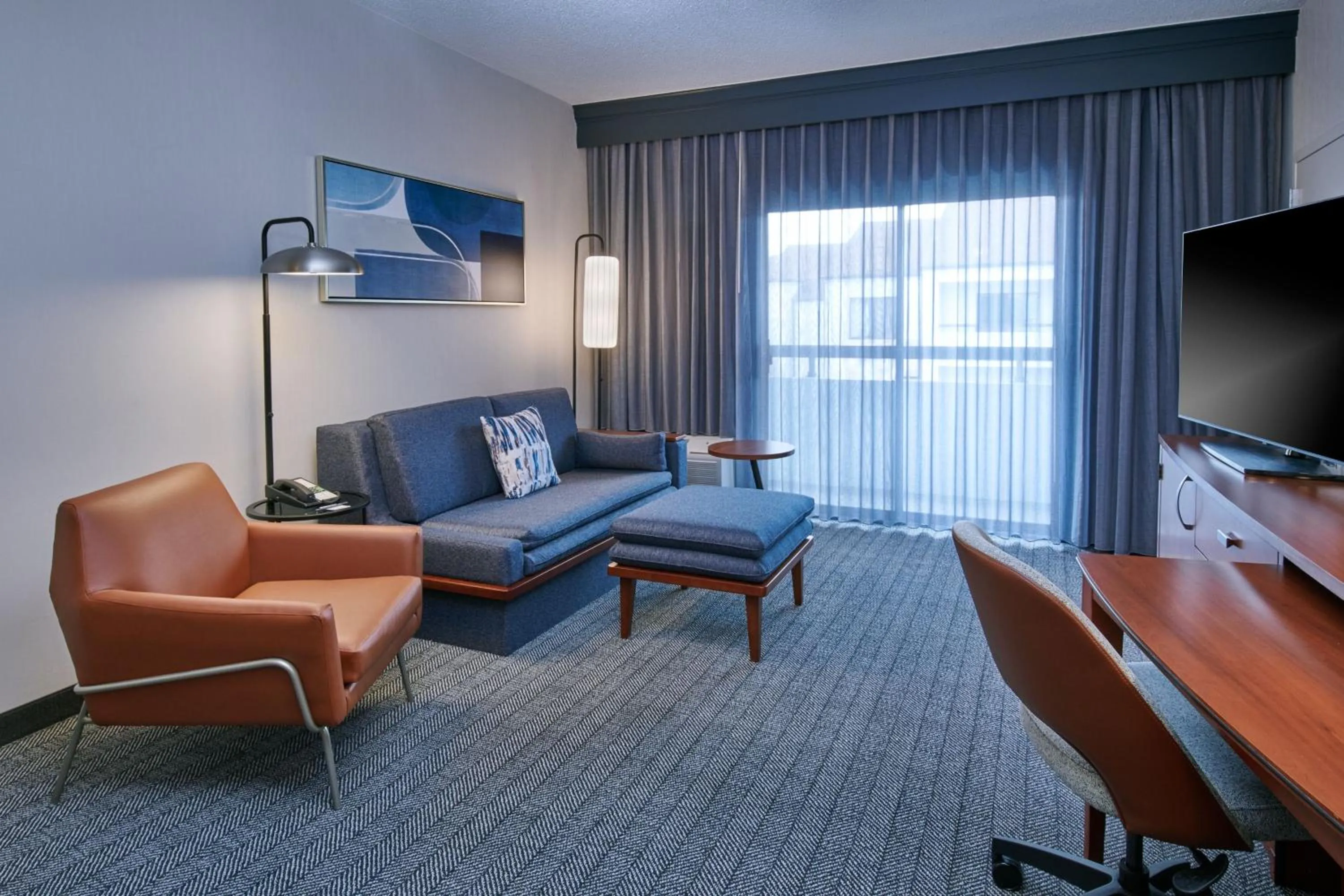 Living room in Courtyard by Marriott Detroit Livonia