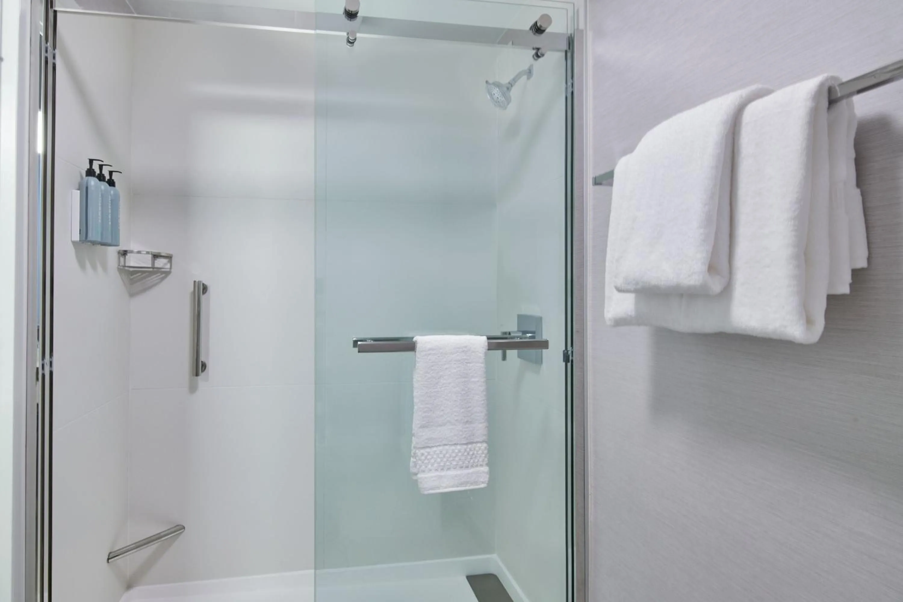 Bathroom in Courtyard by Marriott Detroit Livonia