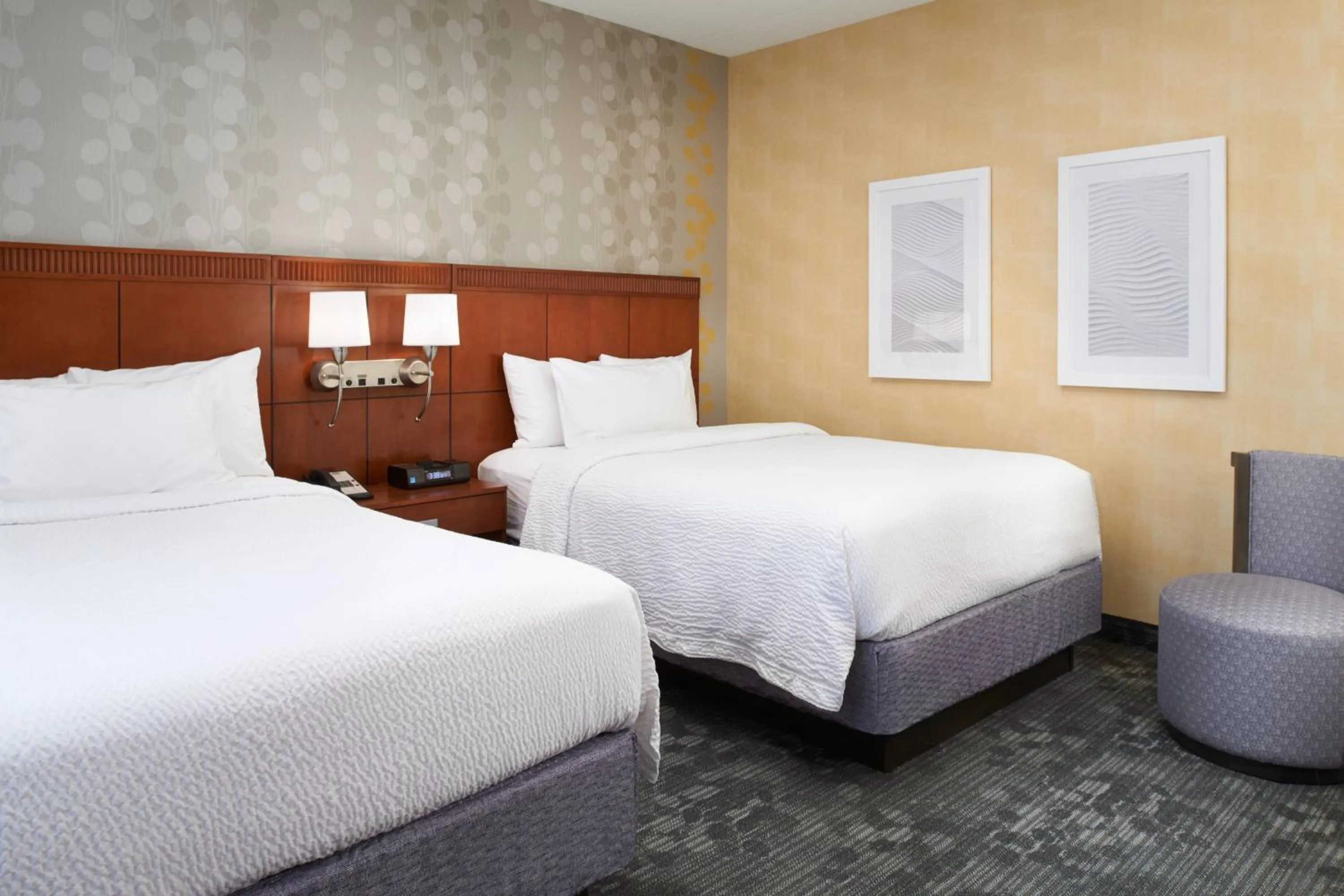 Photo of the whole room, Bed in Courtyard by Marriott Detroit Livonia