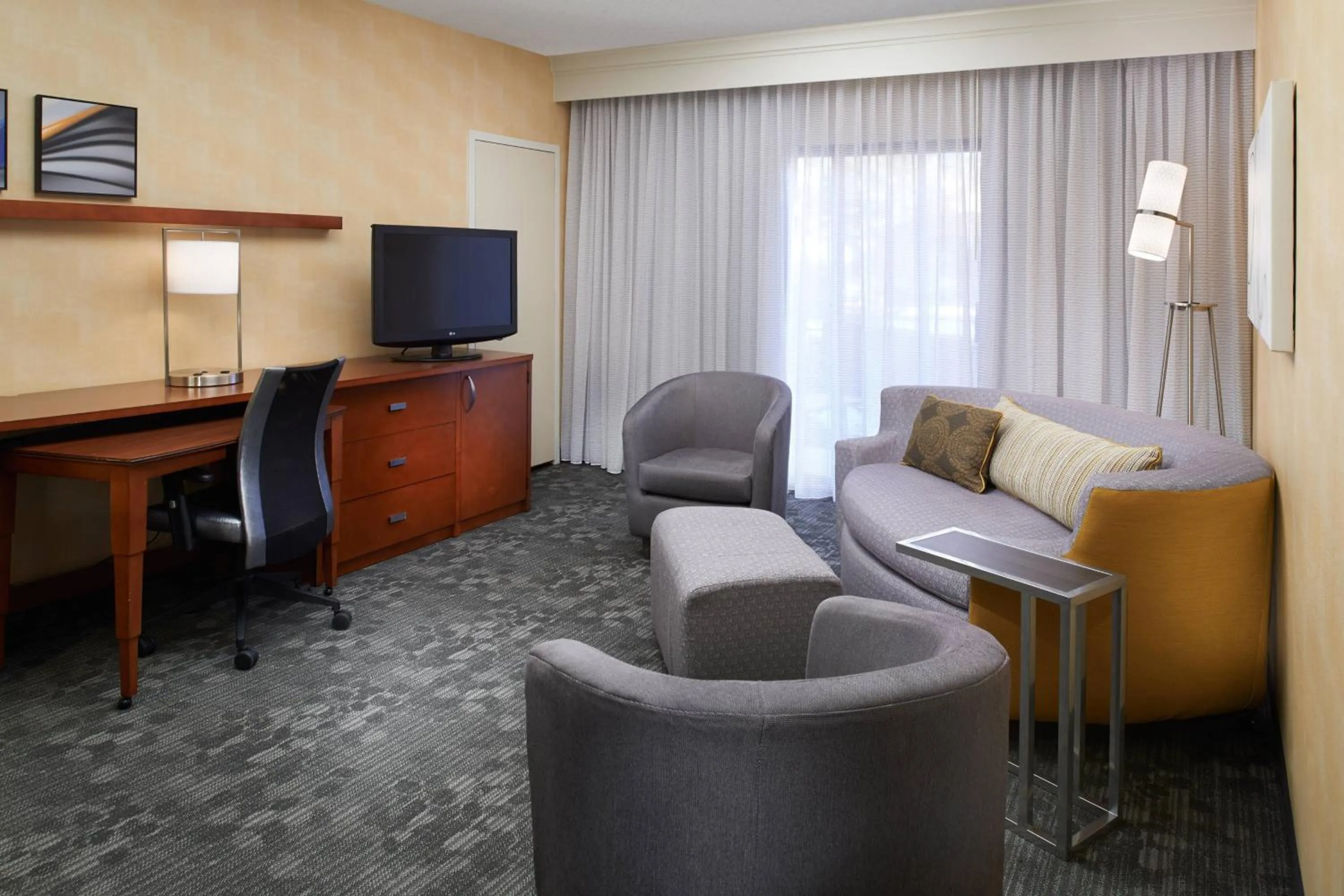 Living room in Courtyard by Marriott Detroit Livonia