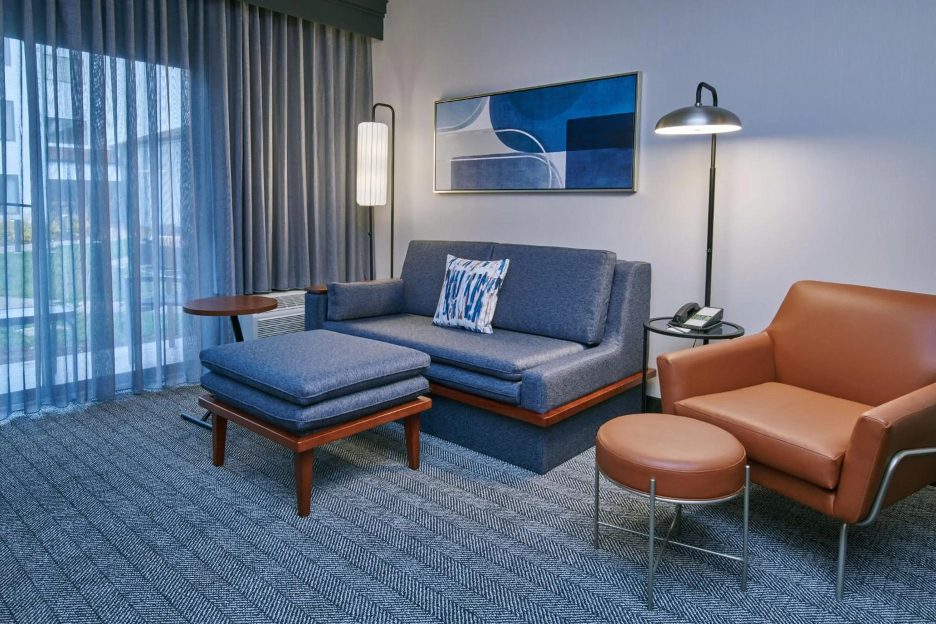 Living room in Courtyard by Marriott Detroit Livonia