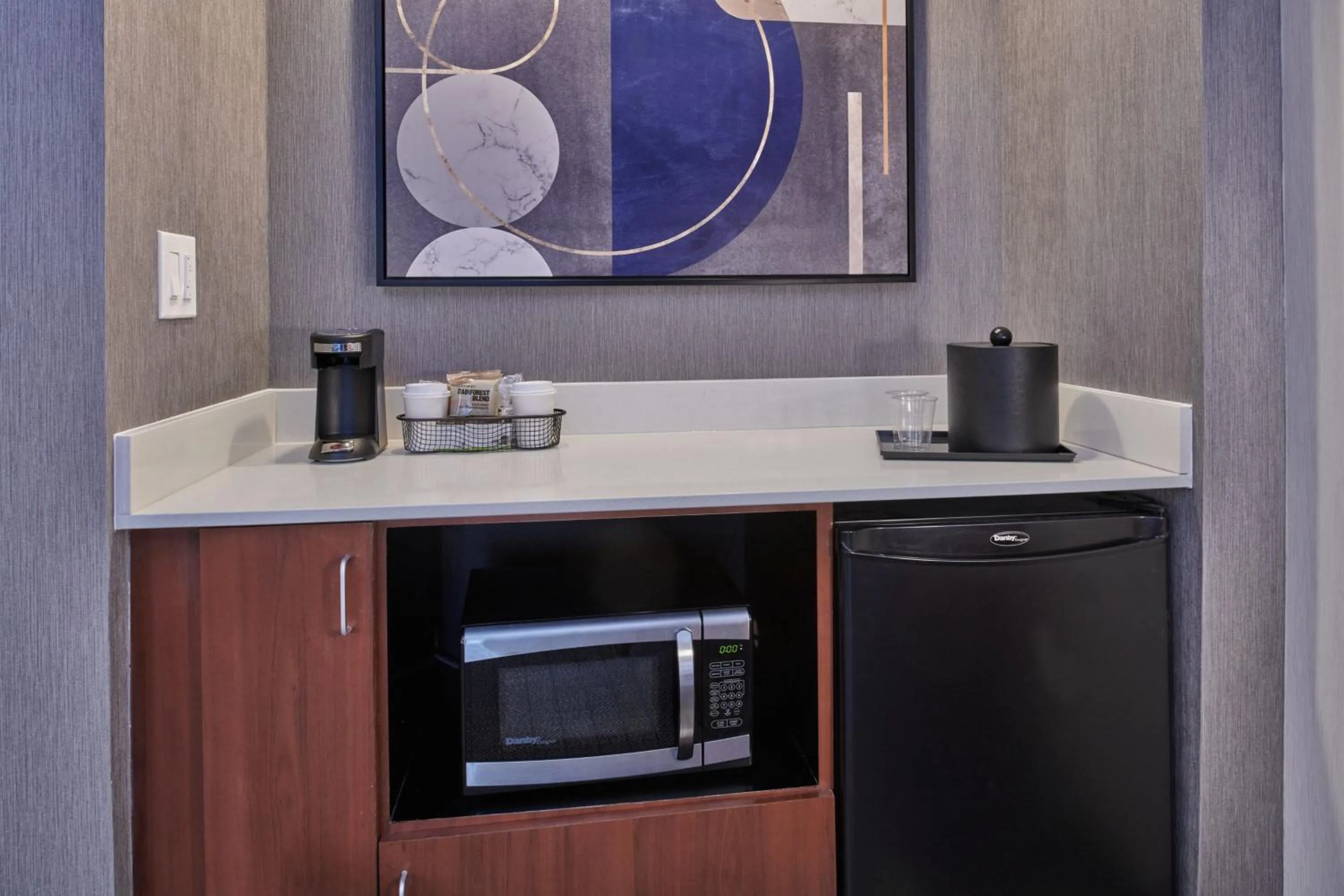 Lounge or bar in Courtyard by Marriott Detroit Livonia