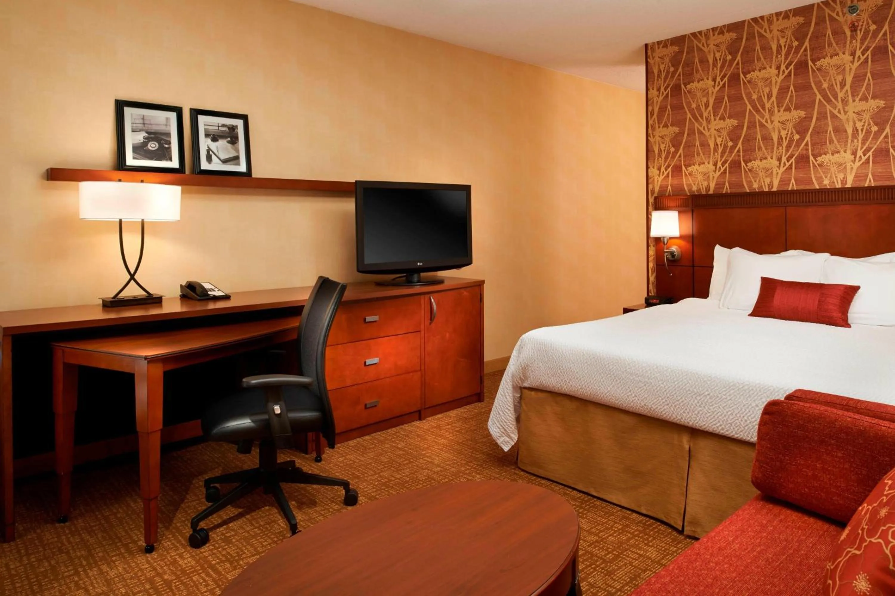 Photo of the whole room, Bed in Courtyard Dayton South Mall