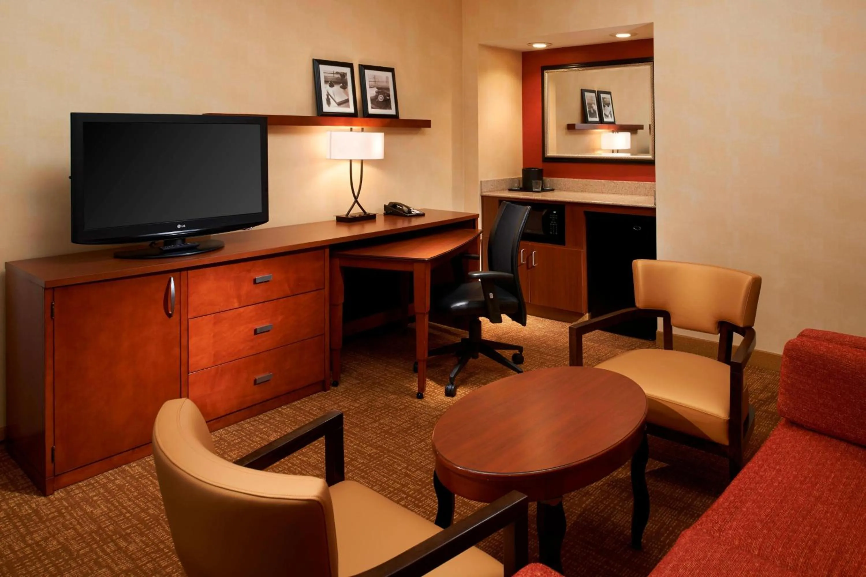 Bedroom in Courtyard Dayton South Mall