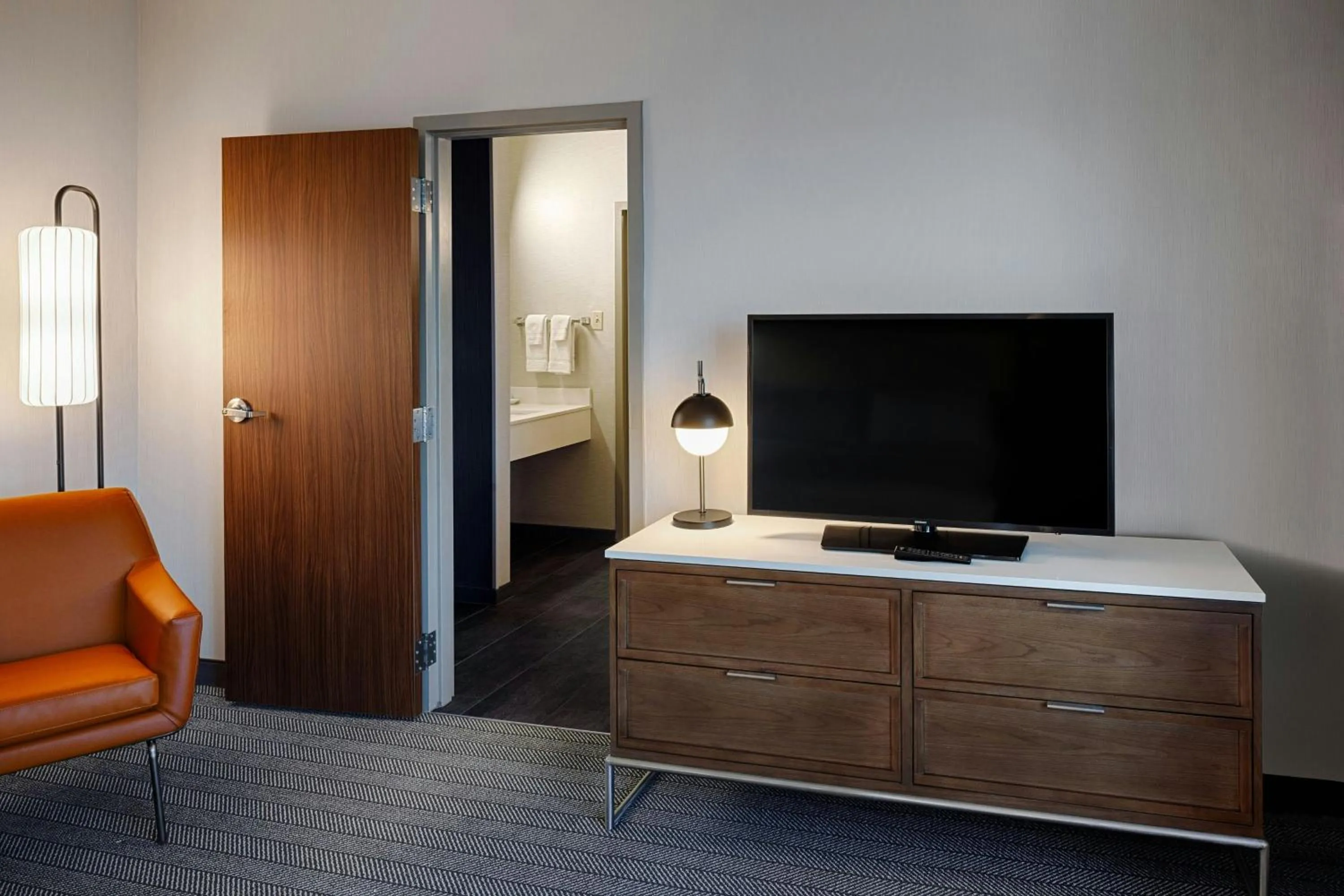 Bedroom in Courtyard Dayton South Mall