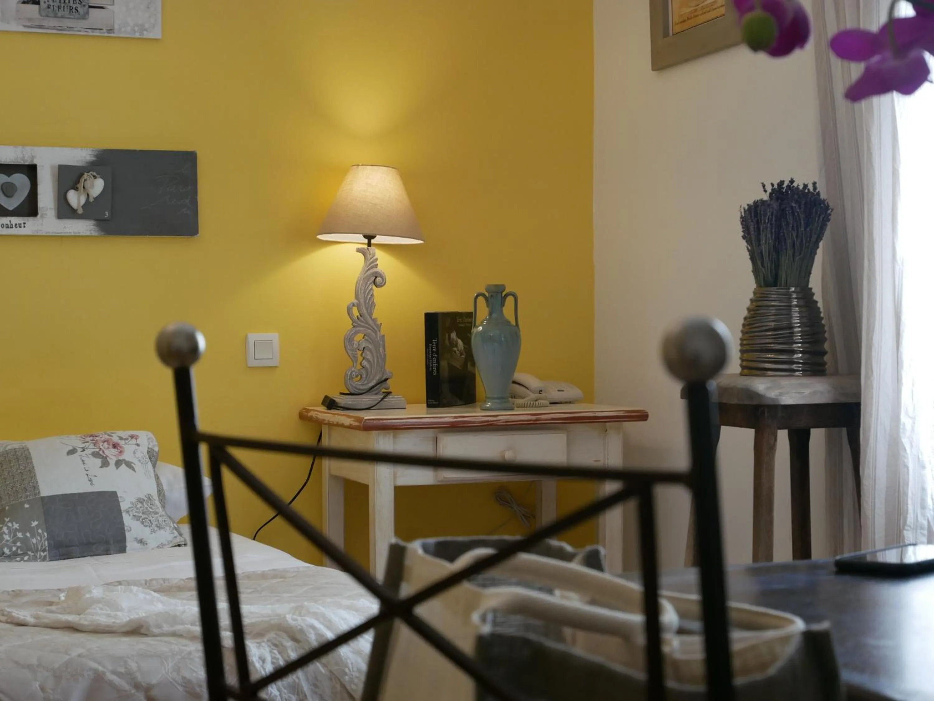 Decorative detail, Bed in Hotel Les Ambres