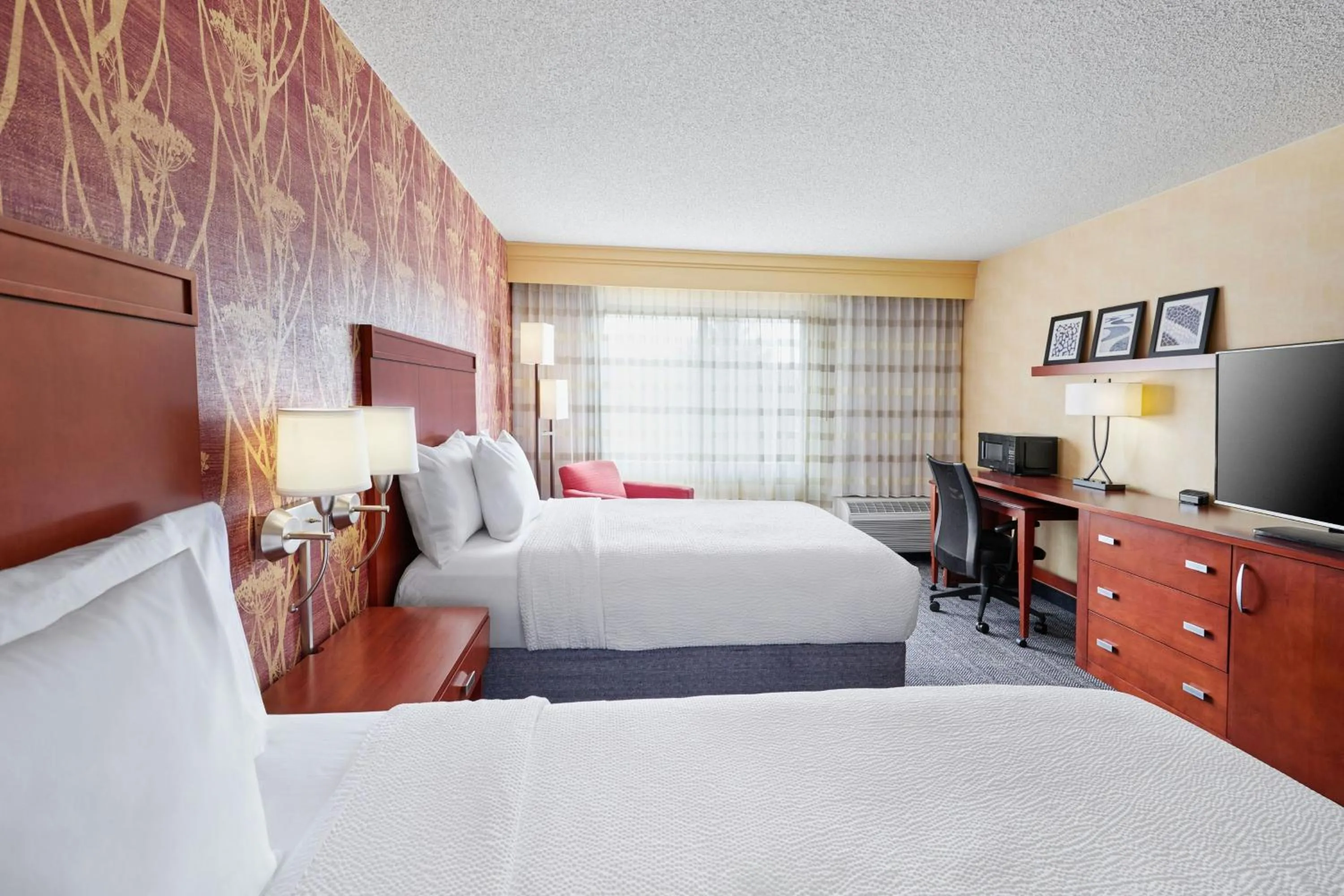 Photo of the whole room, Bed in Courtyard Des Moines West/Clive