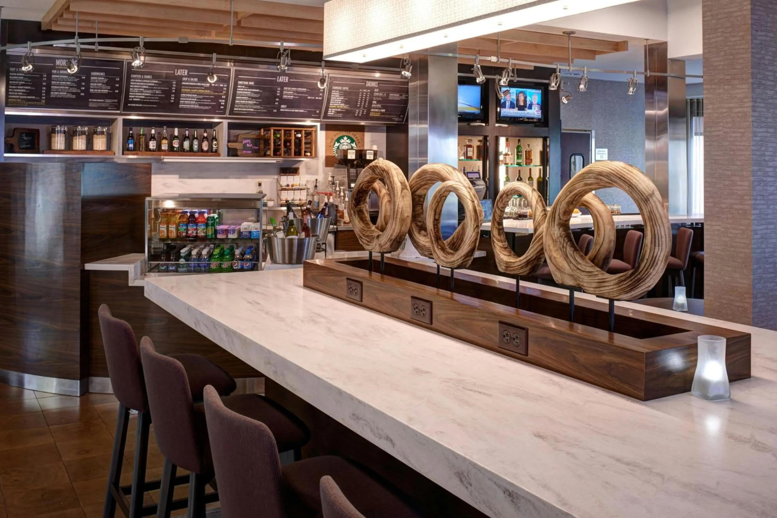 Restaurant/places to eat in Courtyard Des Moines West/Clive