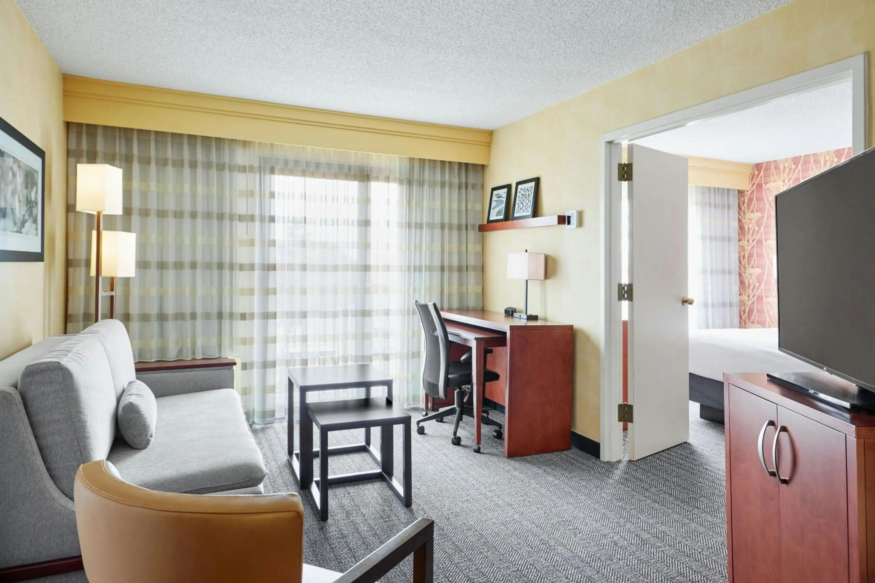 Living room in Courtyard Des Moines West/Clive