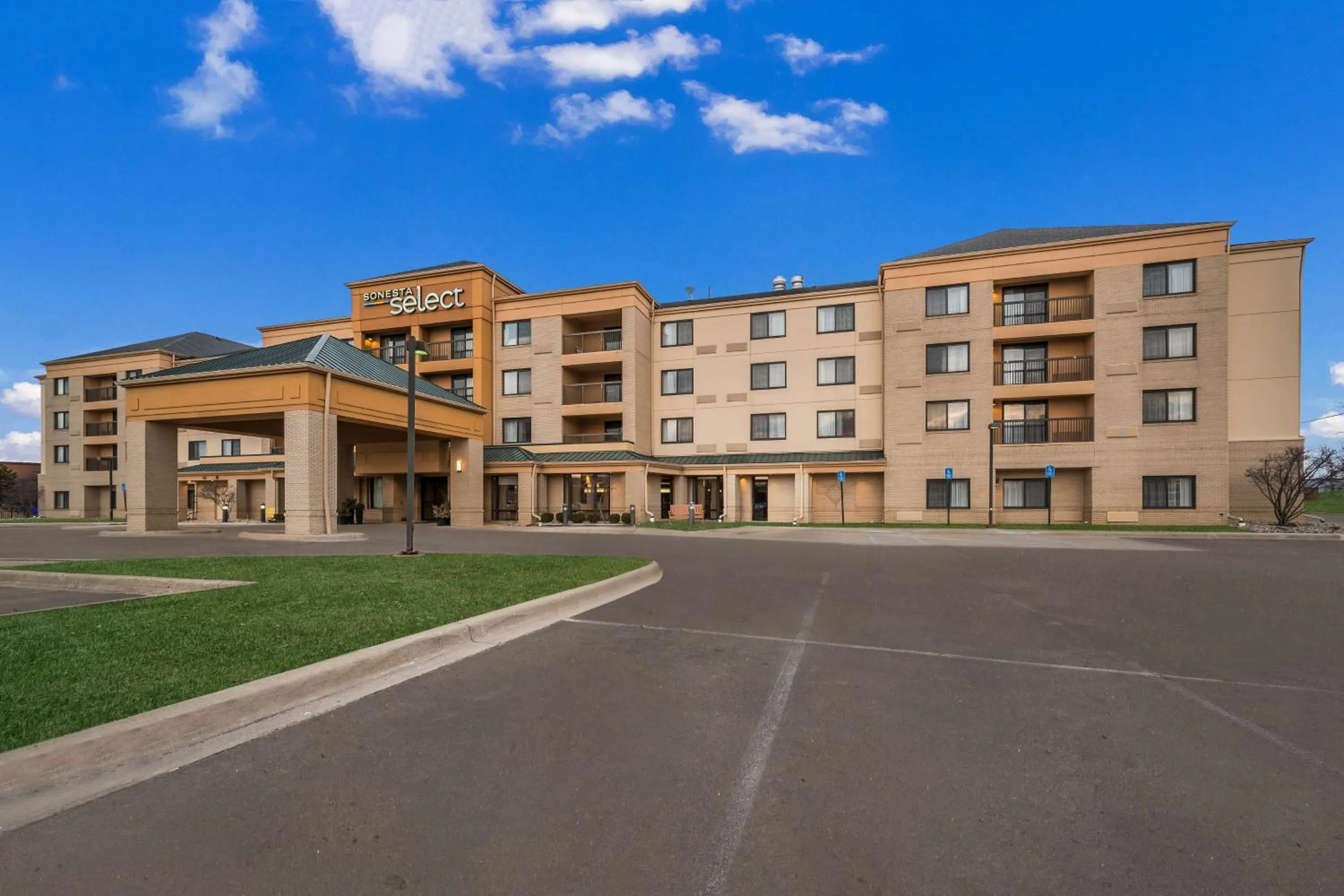 Property building in Sonesta Select Detroit Novi