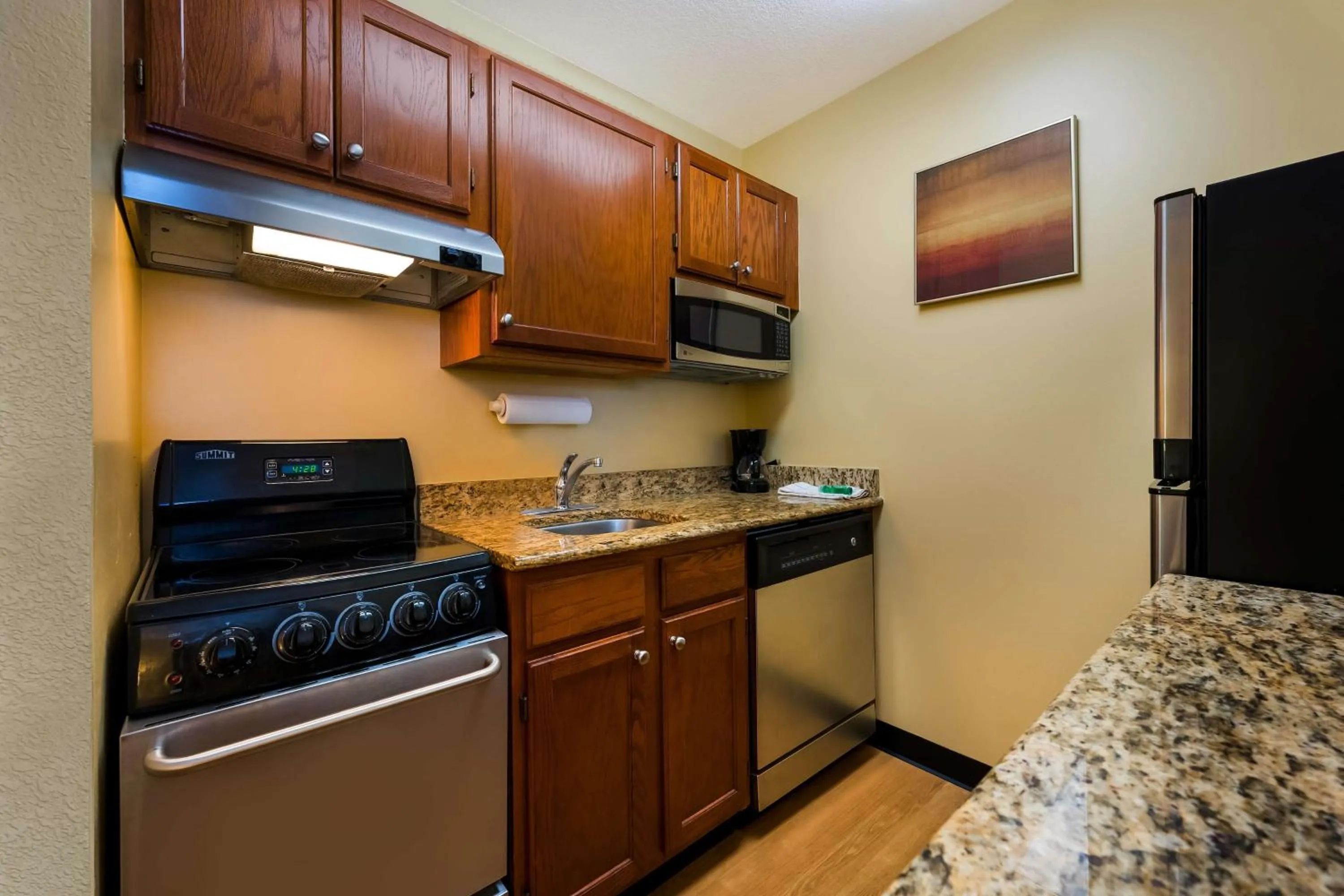 Kitchen or kitchenette in Sonesta Simply Suites Detroit Novi