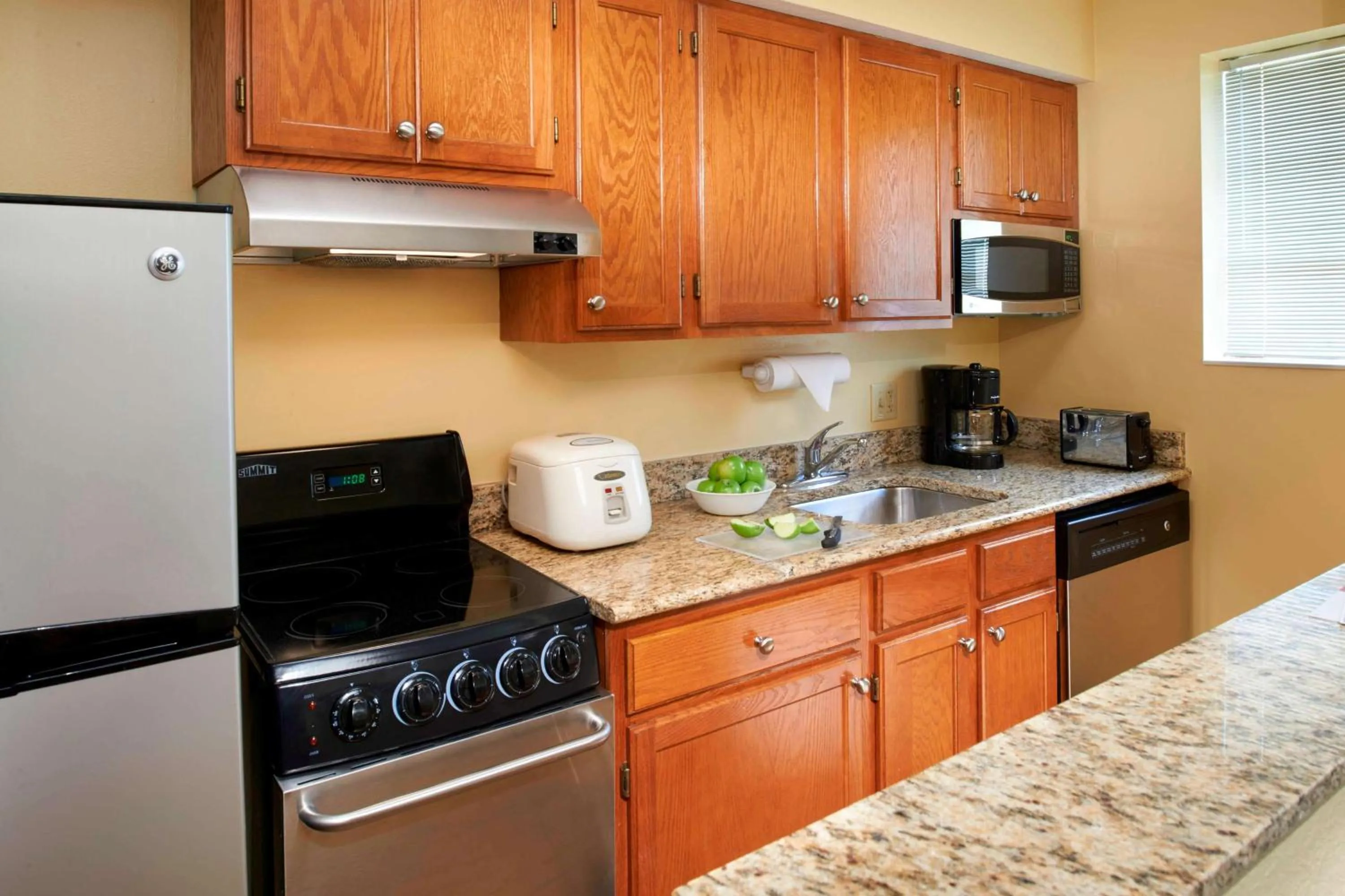 Kitchen or kitchenette in Sonesta Simply Suites Detroit Novi