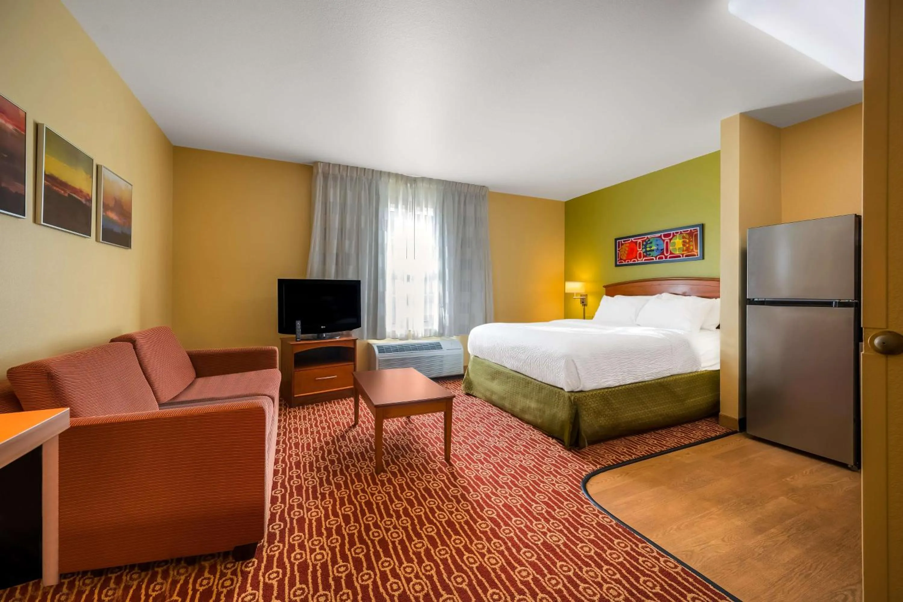 Photo of the whole room, Bed in Sonesta Simply Suites Detroit Novi