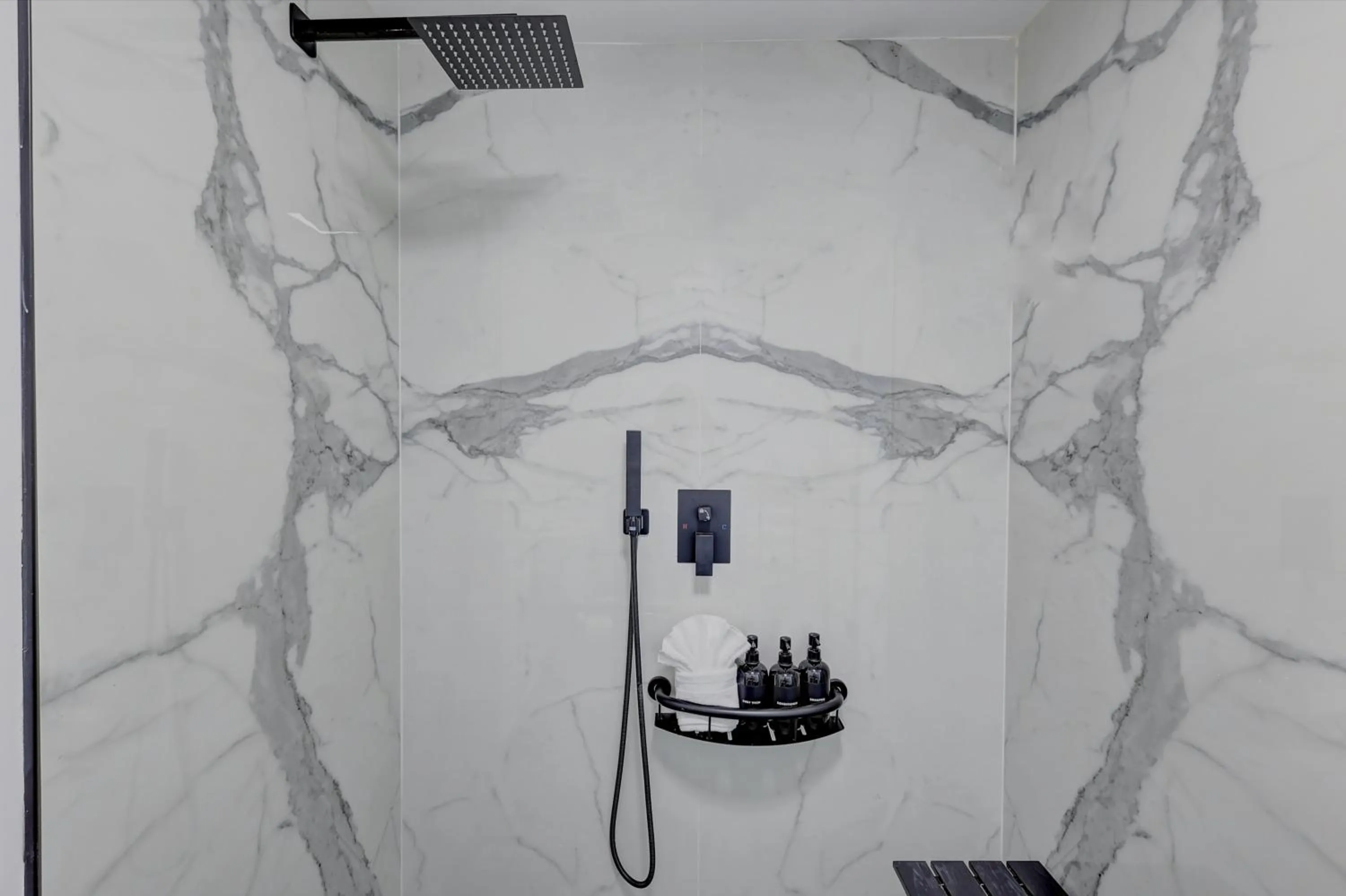 Shower in Hotel Ash&9th