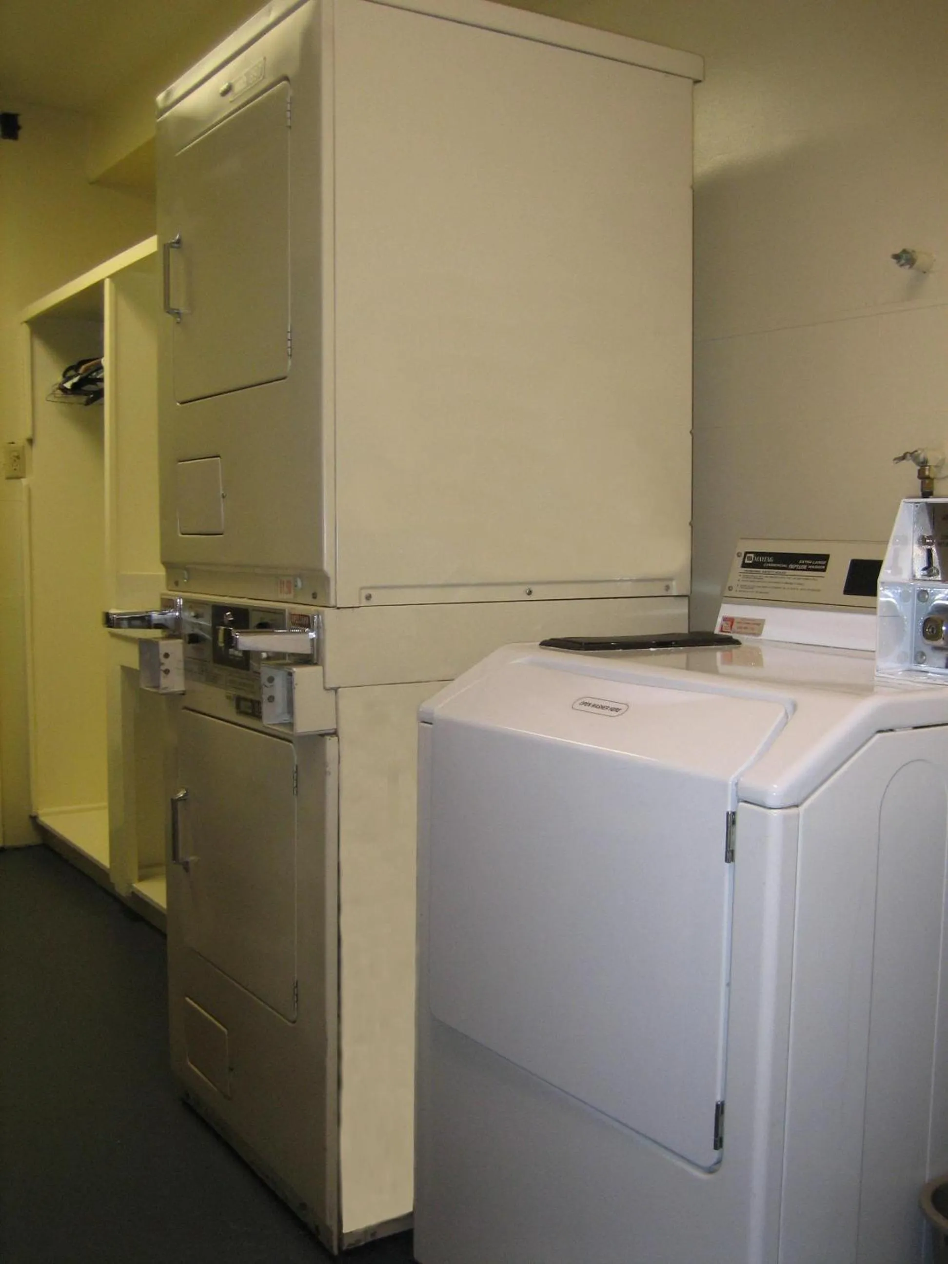 Communal lounge/ TV room in Days Inn by Wyndham San Diego/Downtown/Convention Center