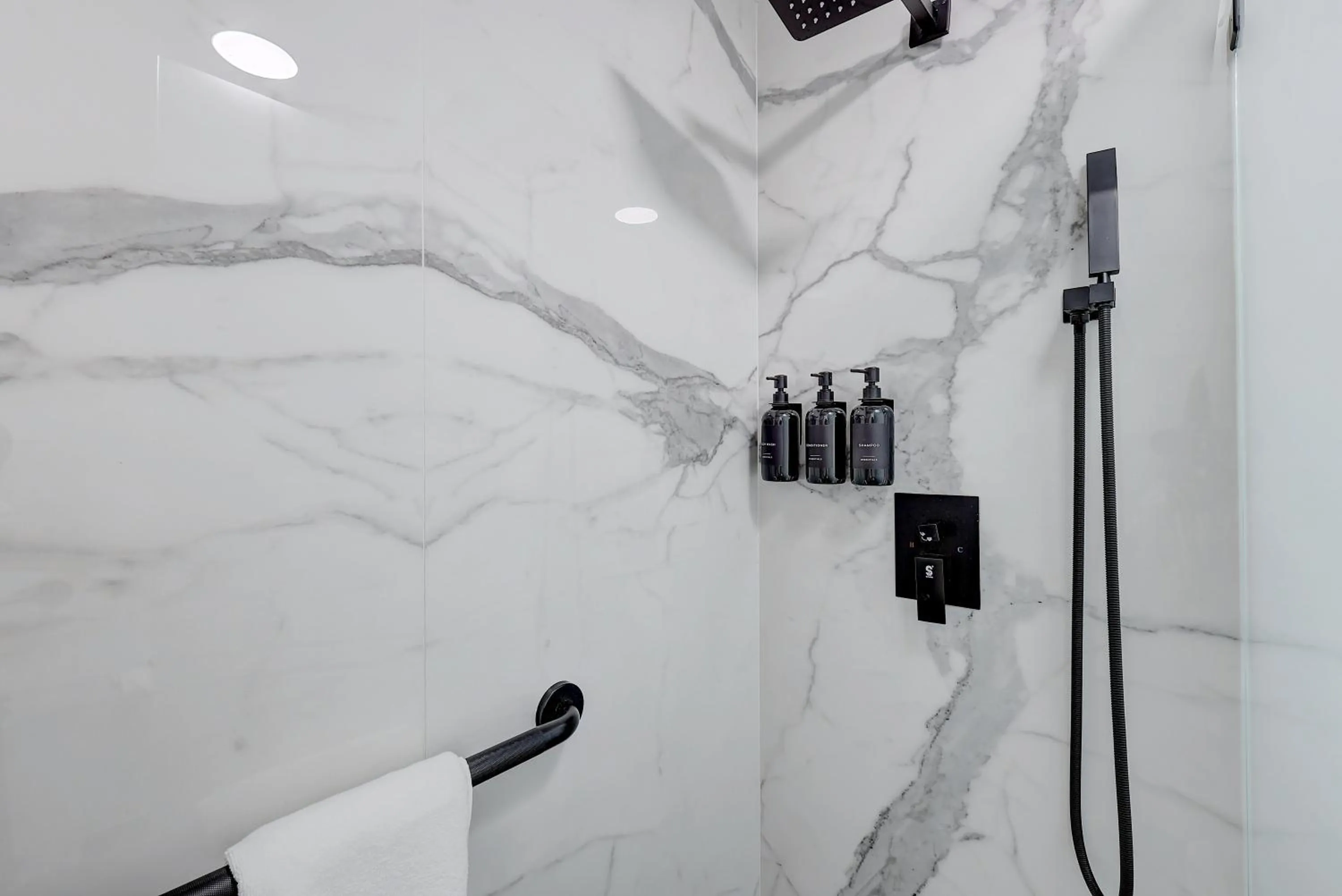 Shower in Hotel Ash&9th