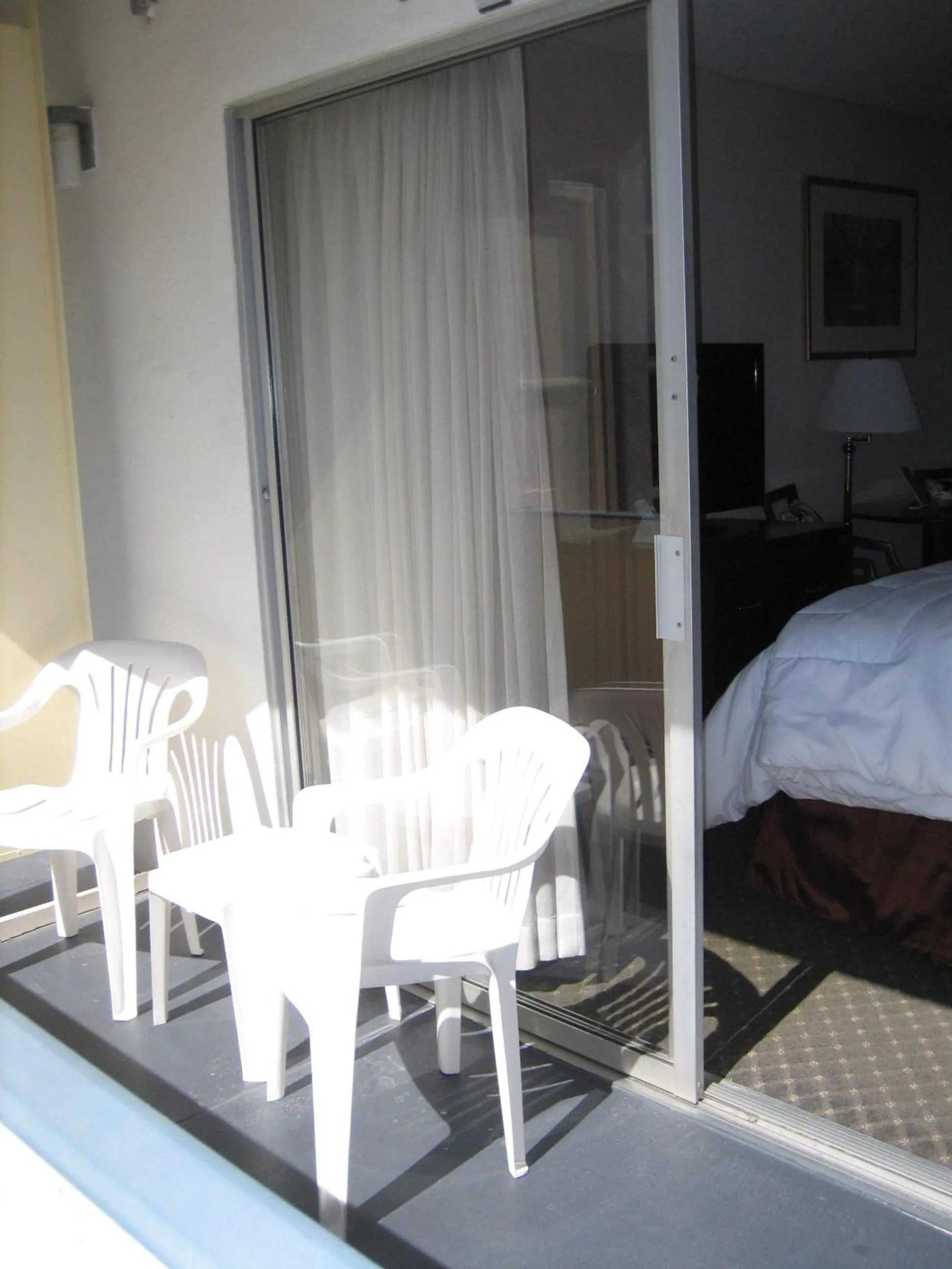 Balcony/Terrace, Bed in Days Inn by Wyndham San Diego/Downtown/Convention Center