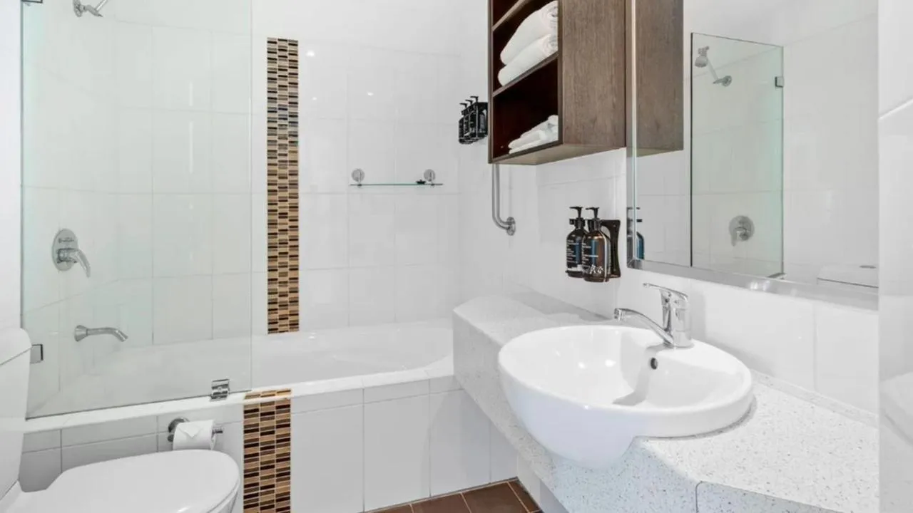 Shower in Mantra Quayside Port Macquarie