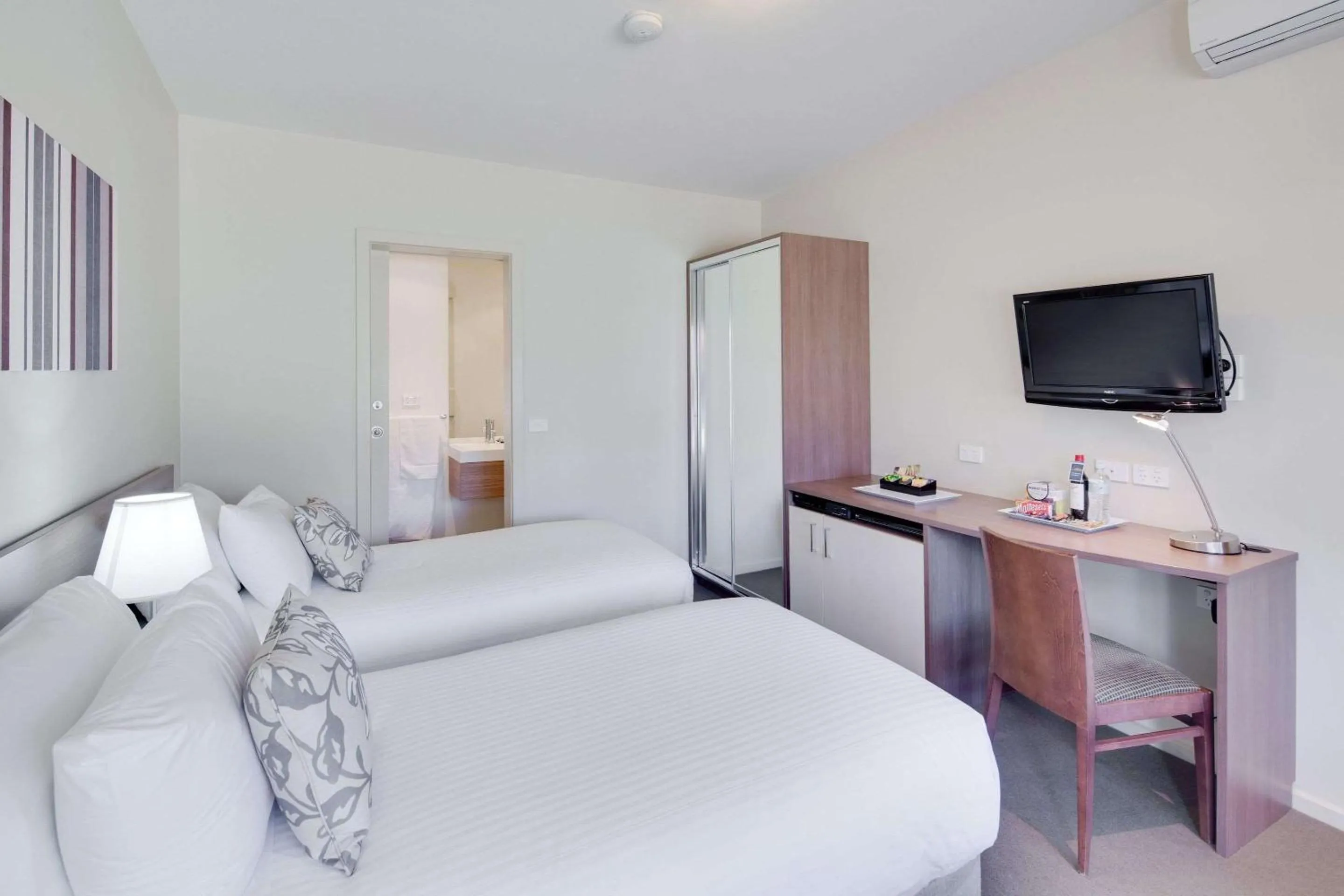 Photo of the whole room, Bed in Drouin Motel