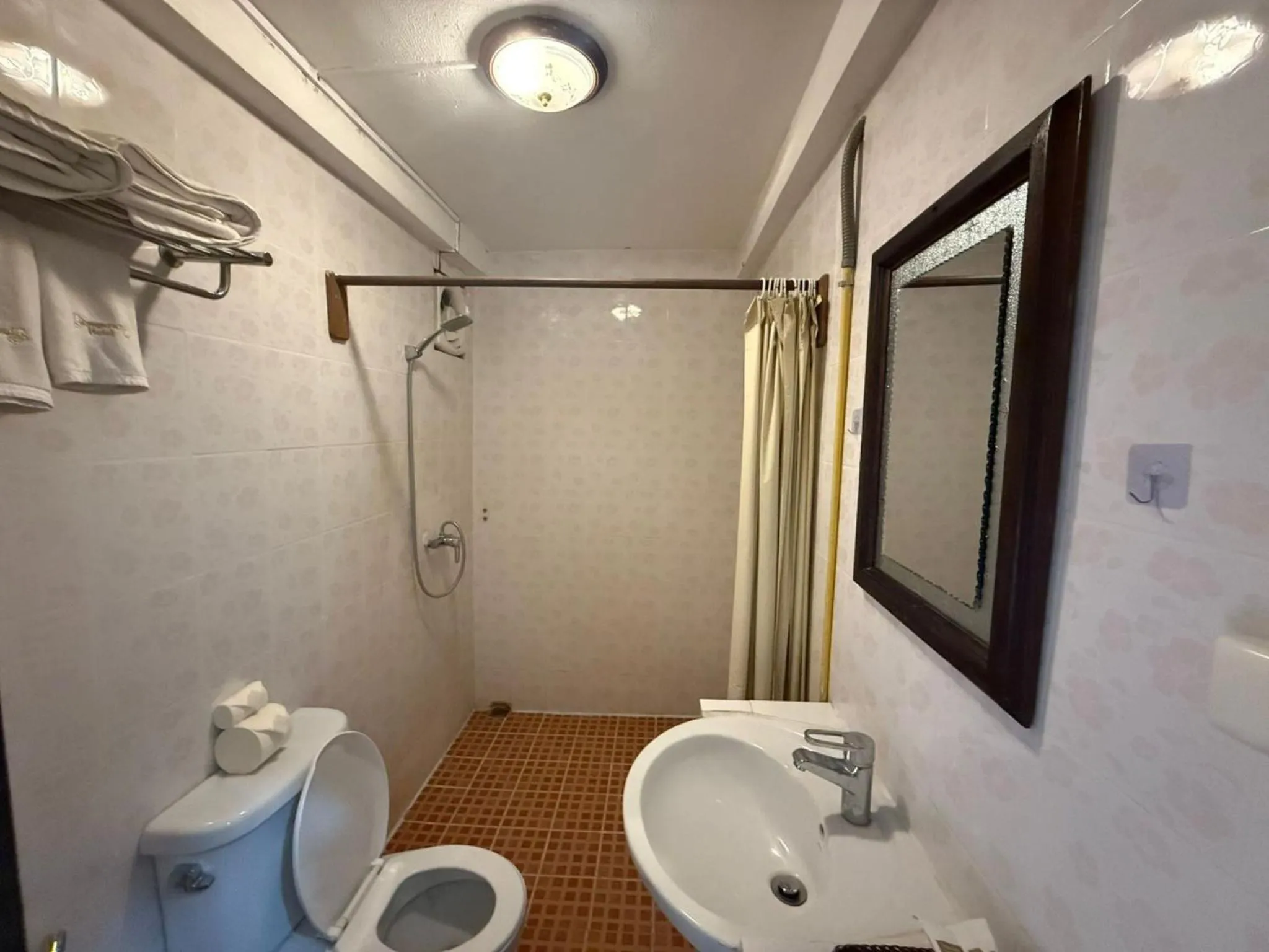 Bathroom in Vangsavath Hotel