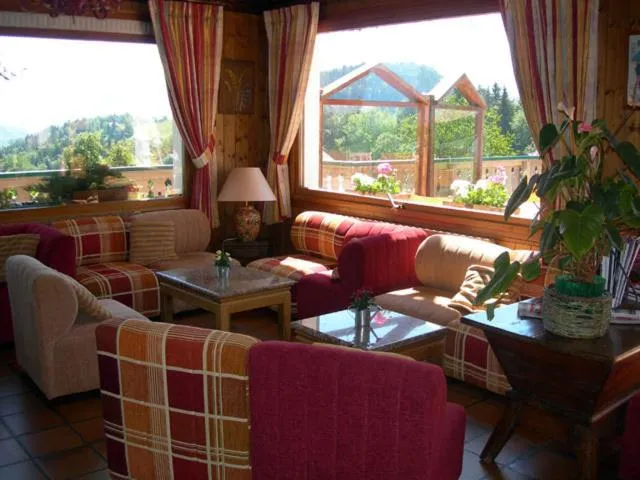 Lounge or bar in Le Cordonant