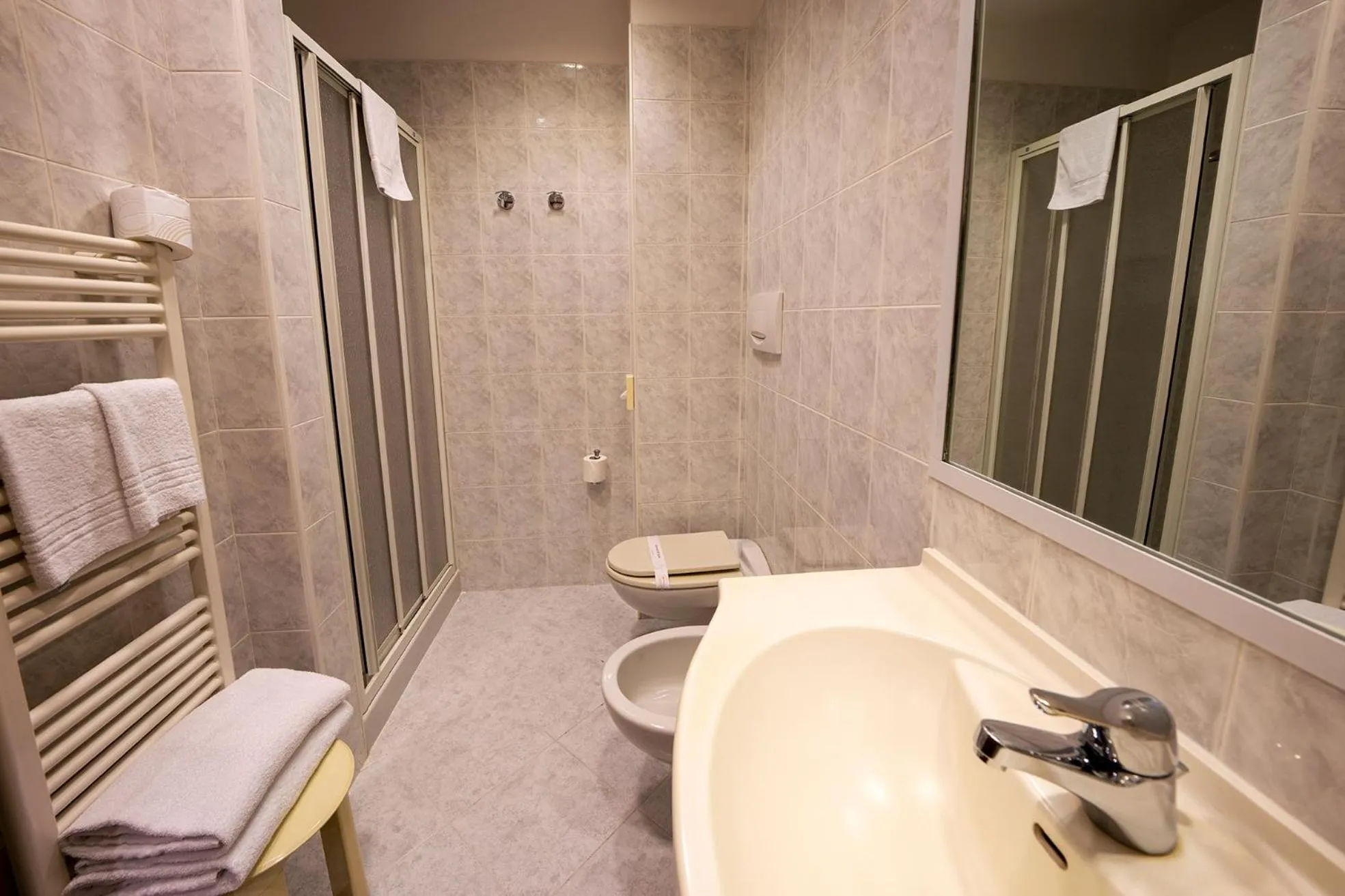 Shower in LVG Hotel Collection - Gardenia