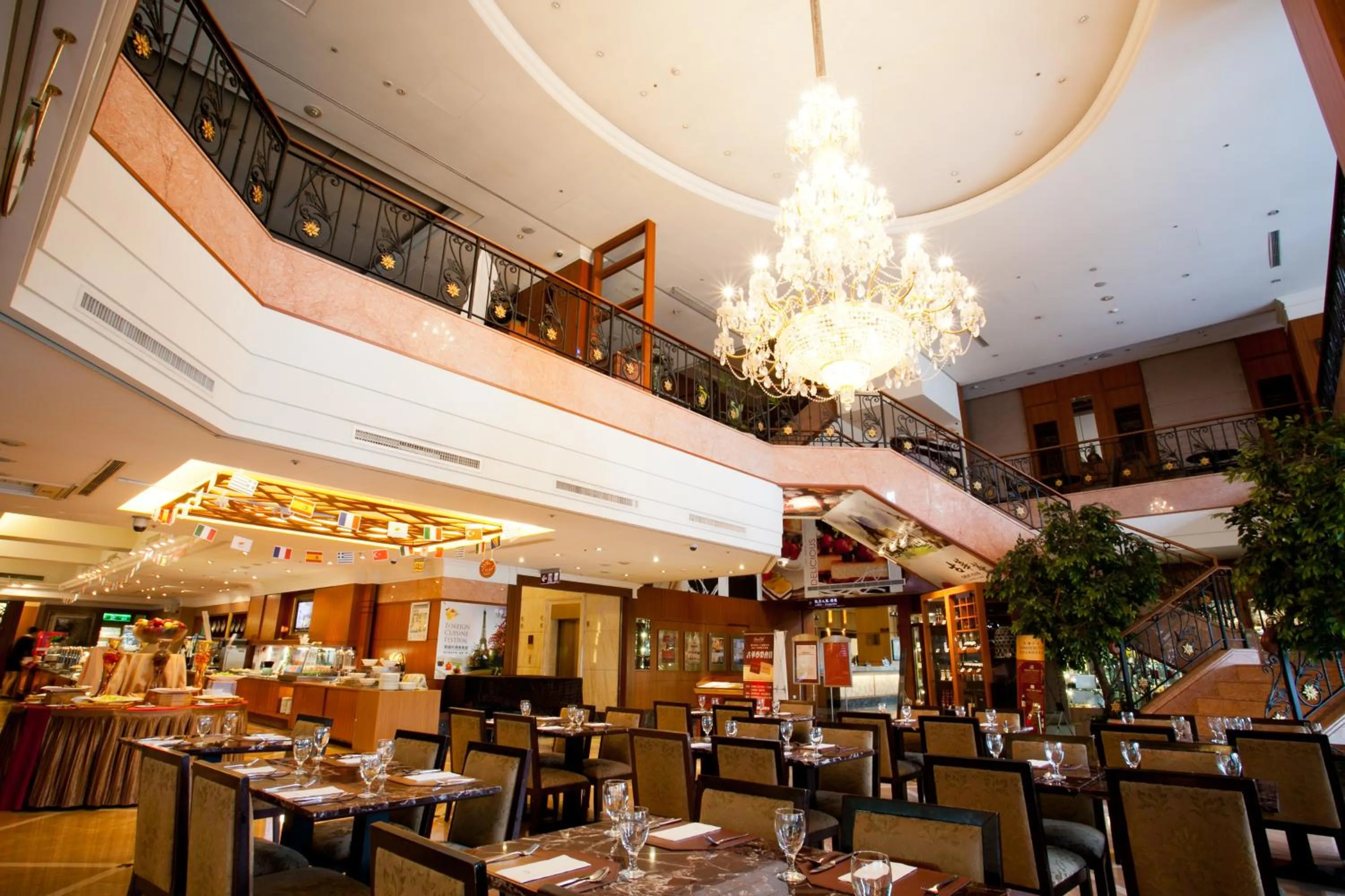Restaurant/places to eat in Hotel Kuva Chateau
