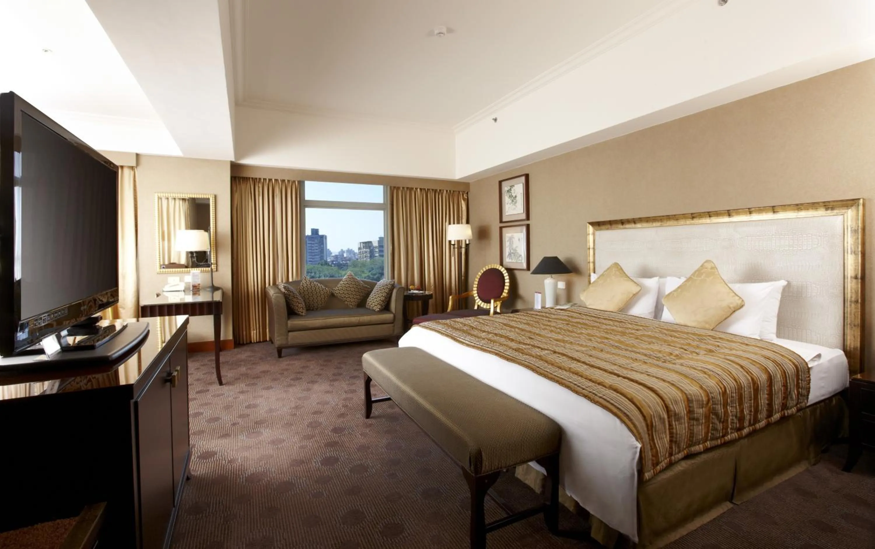 Photo of the whole room, Bed in Hotel Kuva Chateau