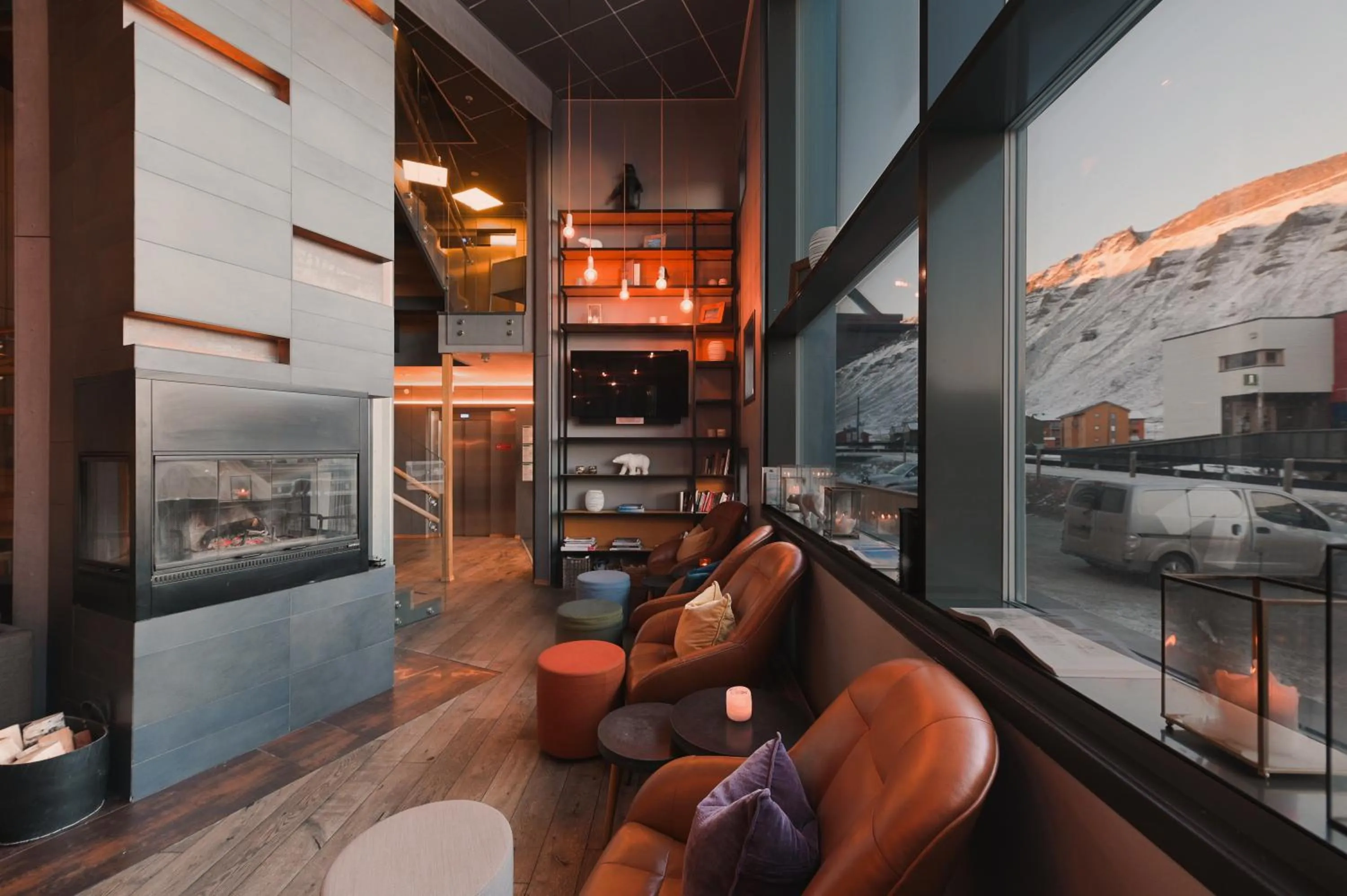 Lobby or reception in Svalbard Hotell | Polfareren