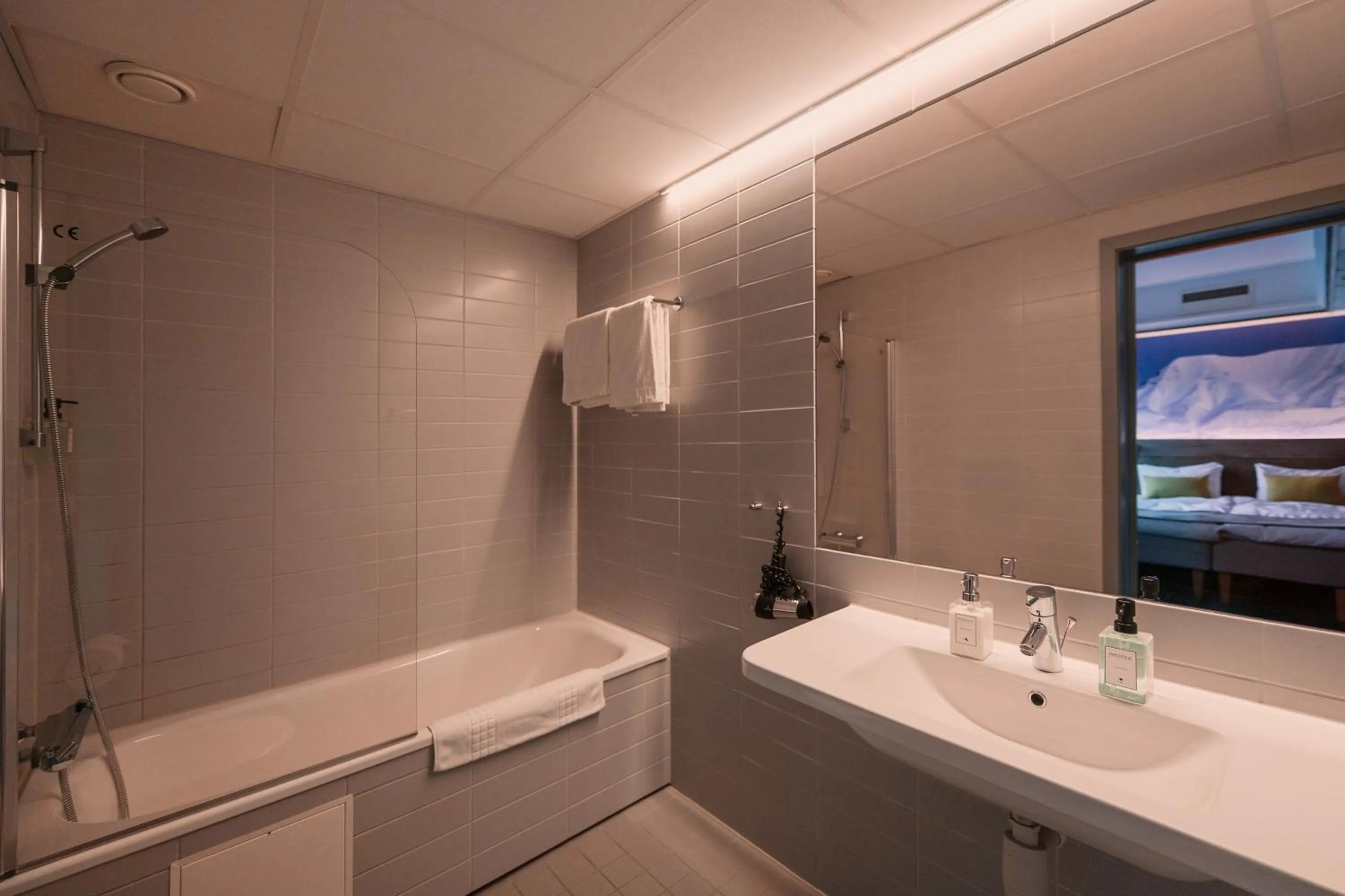 Bathroom in Svalbard Hotell | Polfareren