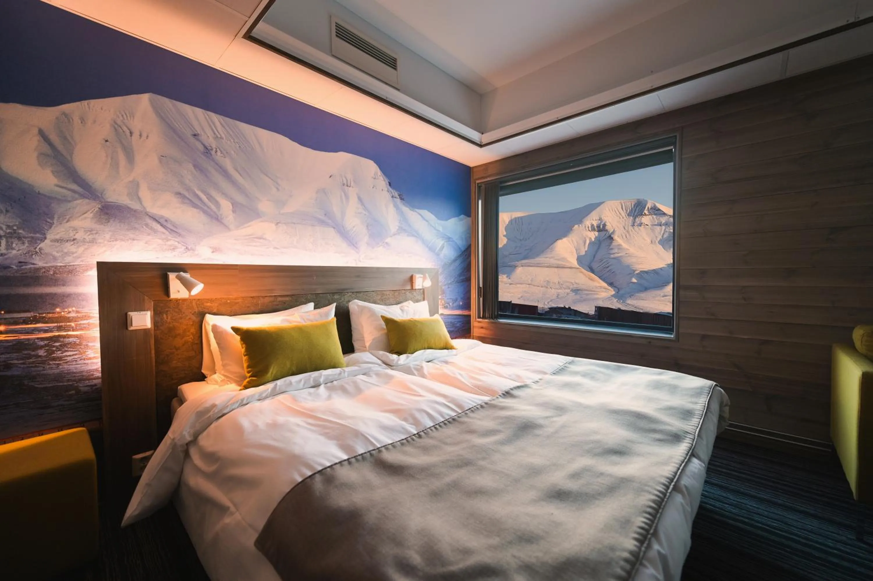 Bedroom, Bed in Svalbard Hotell | Polfareren