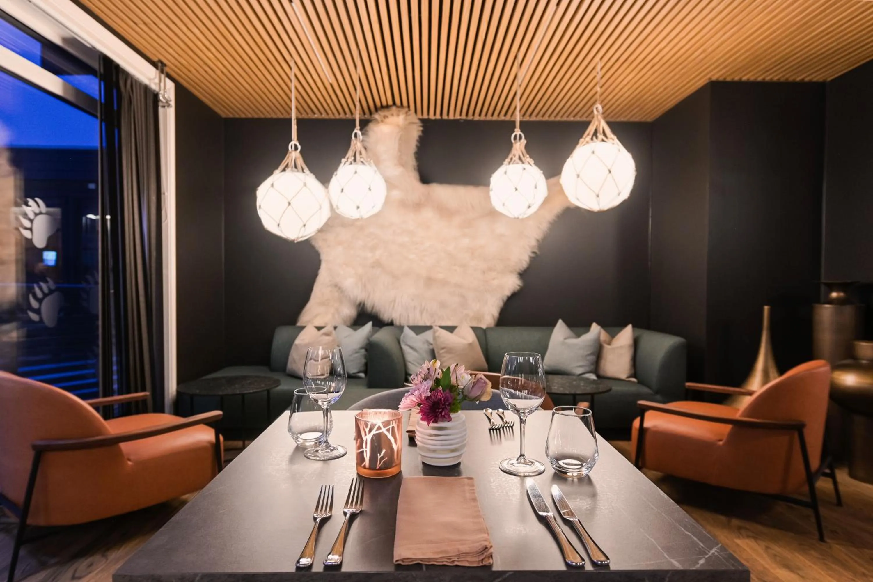 Restaurant/places to eat in Svalbard Hotell | Polfareren