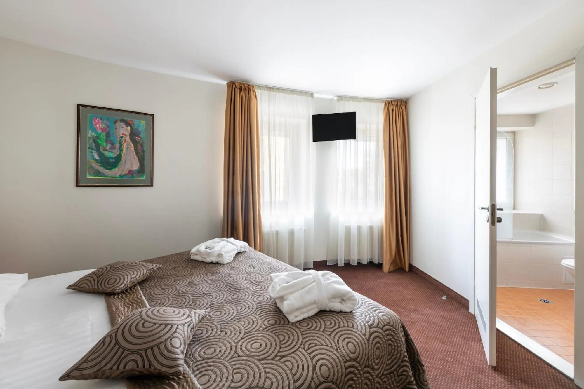 Bathroom, Bed in Art City Inn