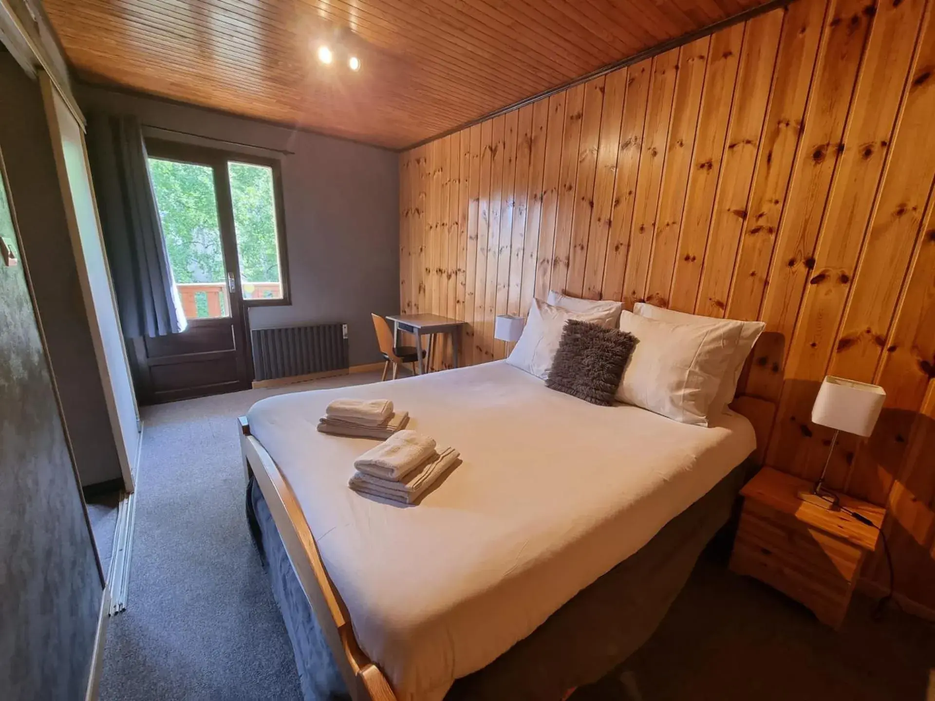 Large Double Room in Hotel Le Beau Site Large Double Room in Hotel Le Beau Site