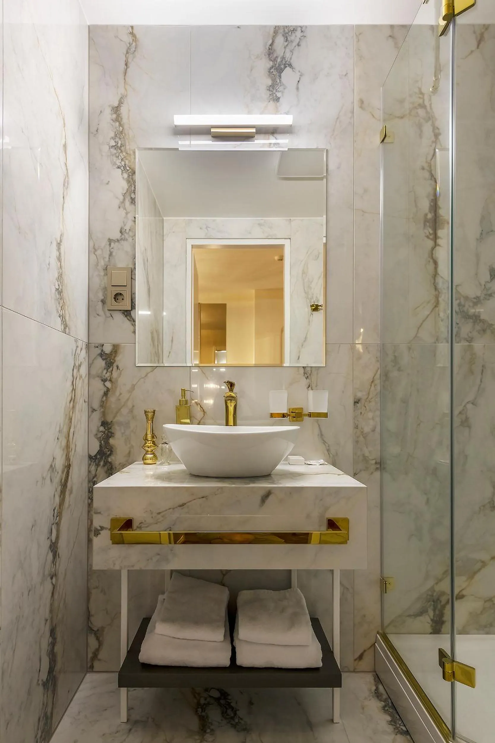 Shower in St Palace Hotel