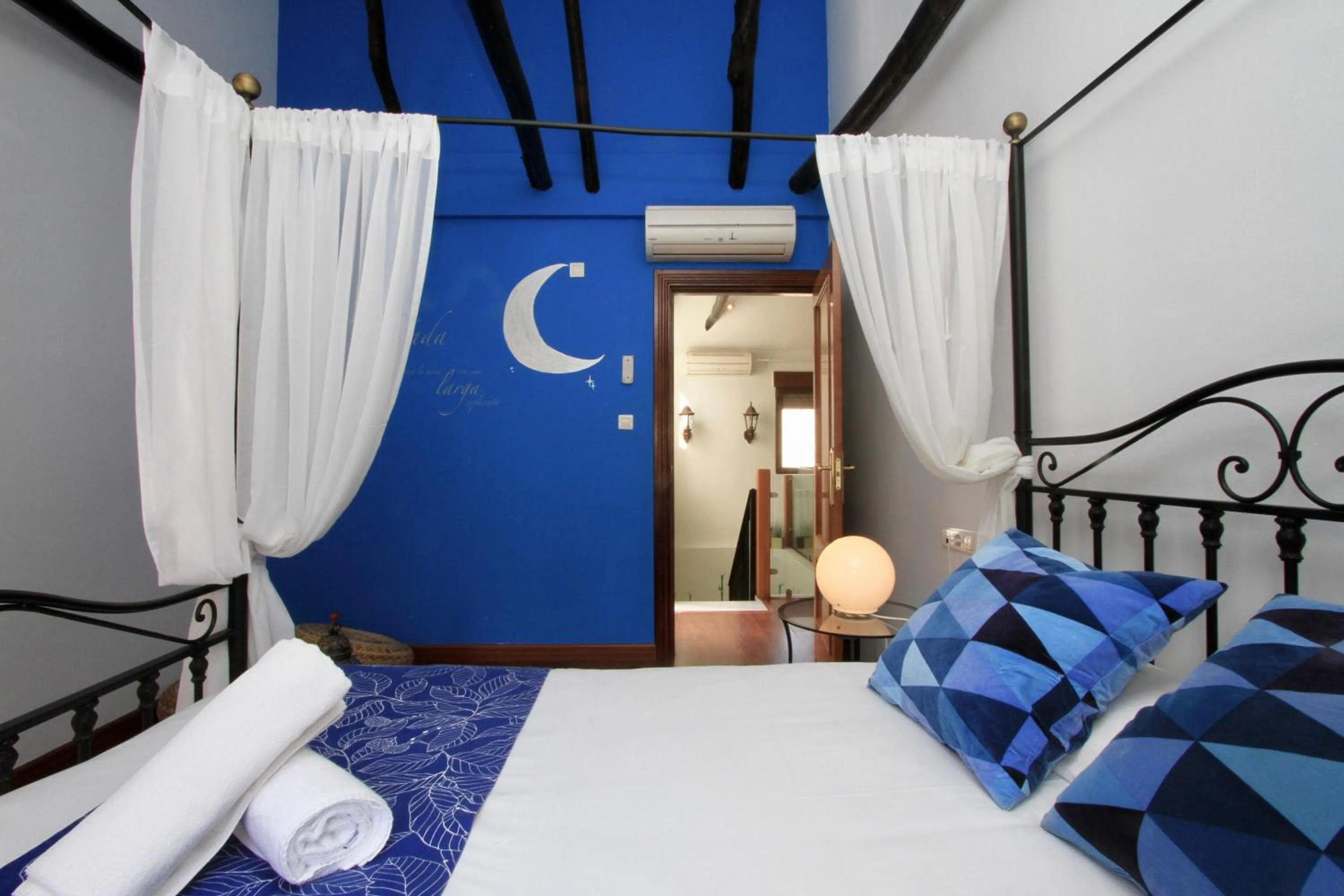 Bed in Apartamentos Inside Paseo de los Tristes