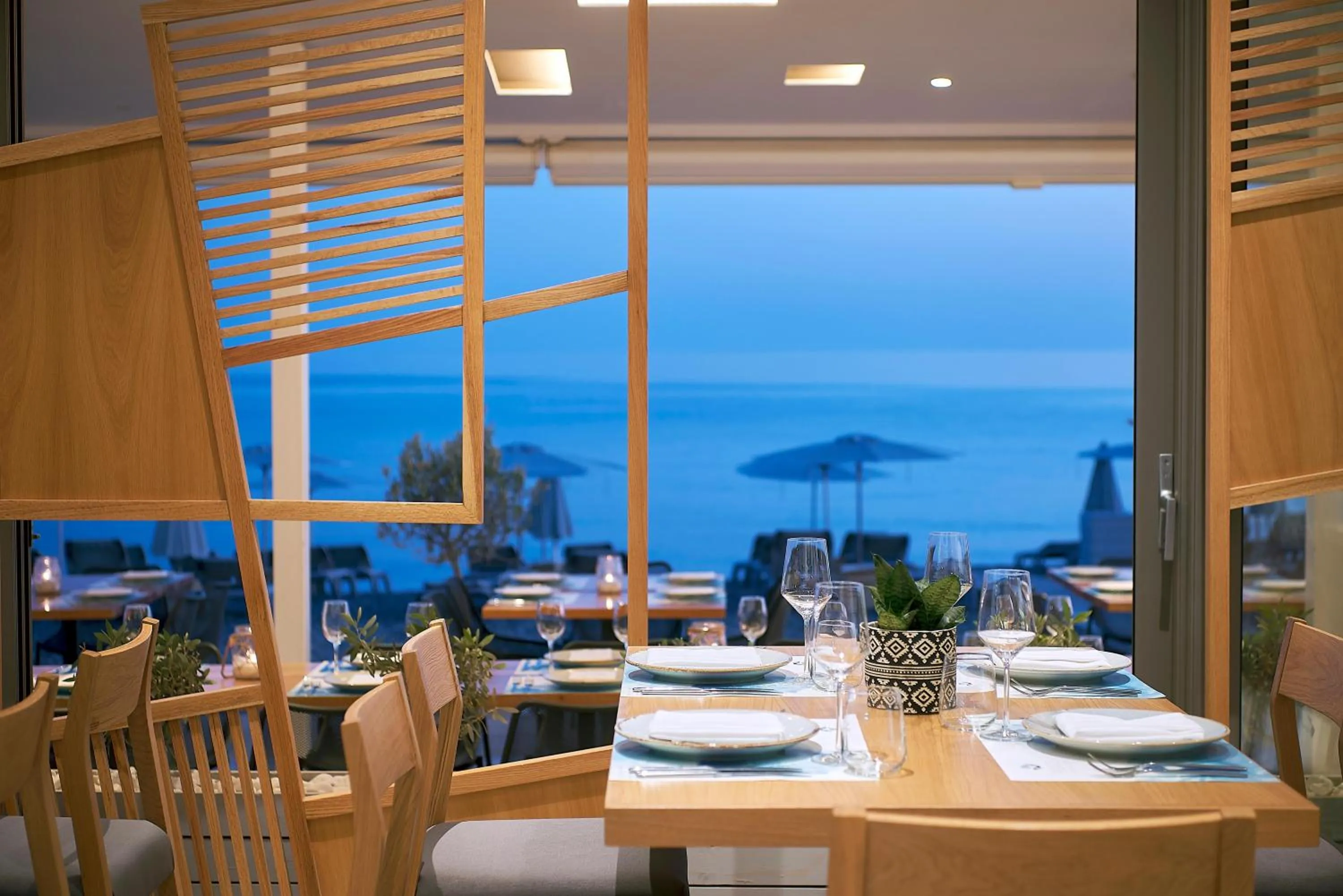 Restaurant/places to eat in Coriva Beach Hotel & Bungalows
