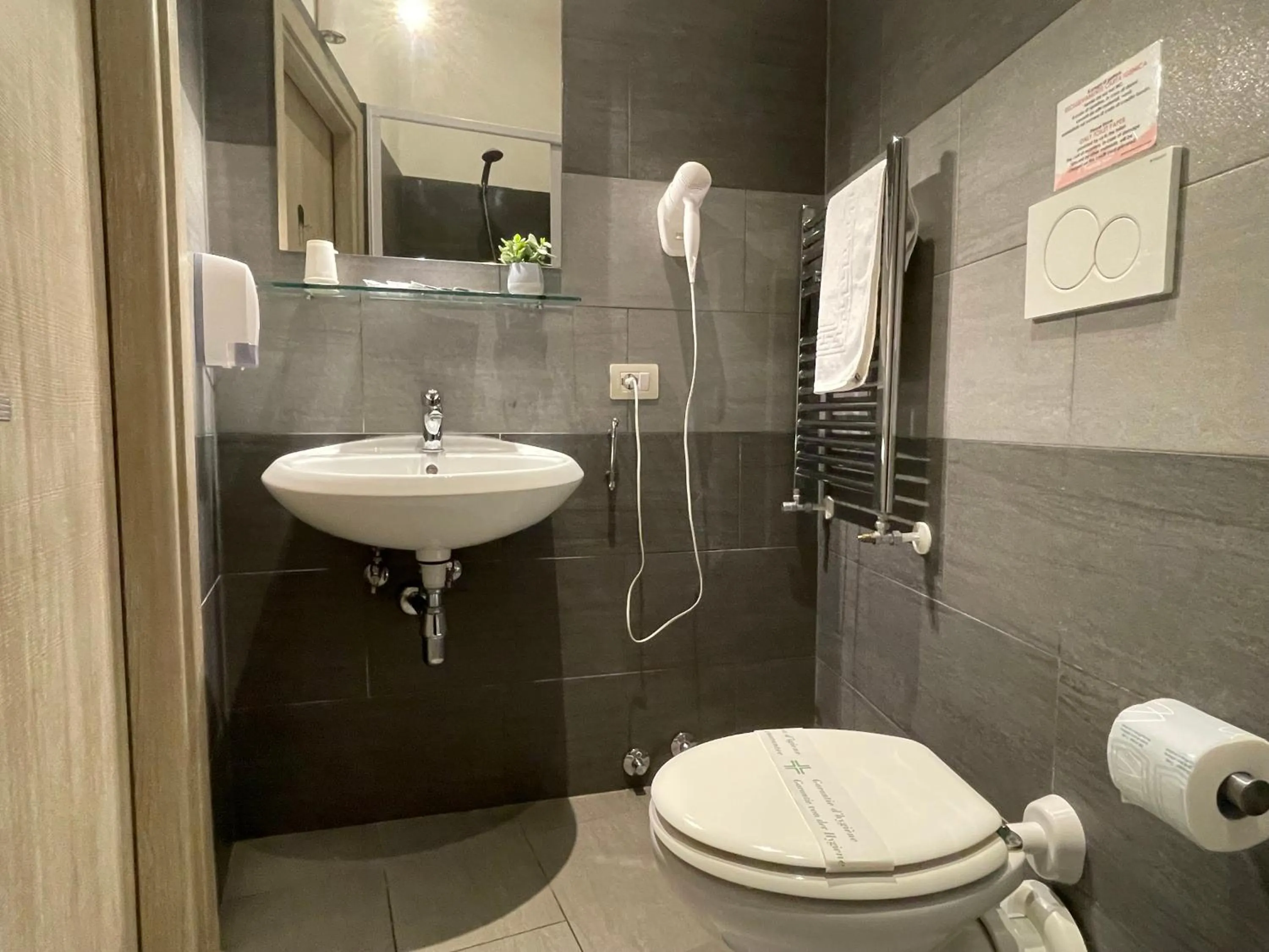 Bathroom in Roman Holidays Rooms Otranto