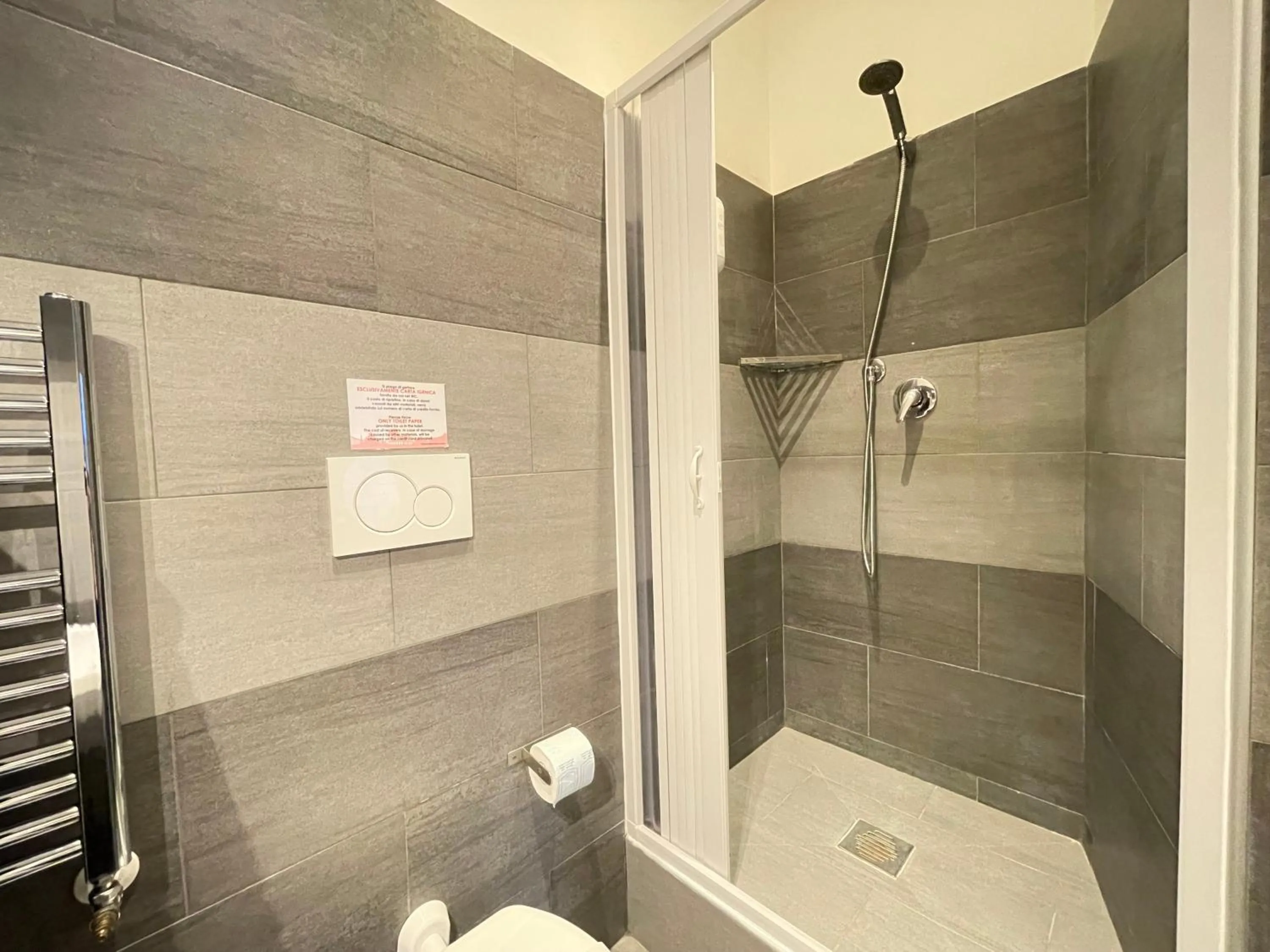 Shower in Roman Holidays Rooms Otranto